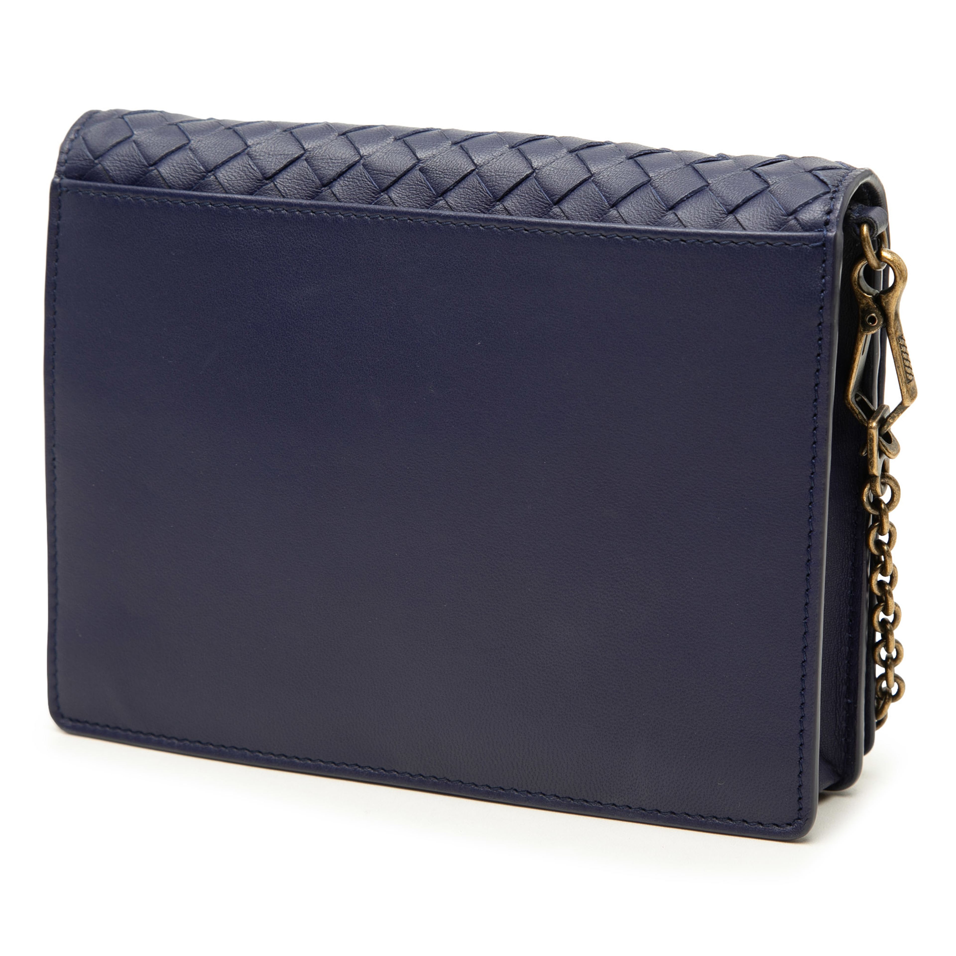 Bottega Veneta Nappa Intrecciato Wallet On Chain, från Luxclusif, i färgen blå. Klicka för att öppna bilden i stort format