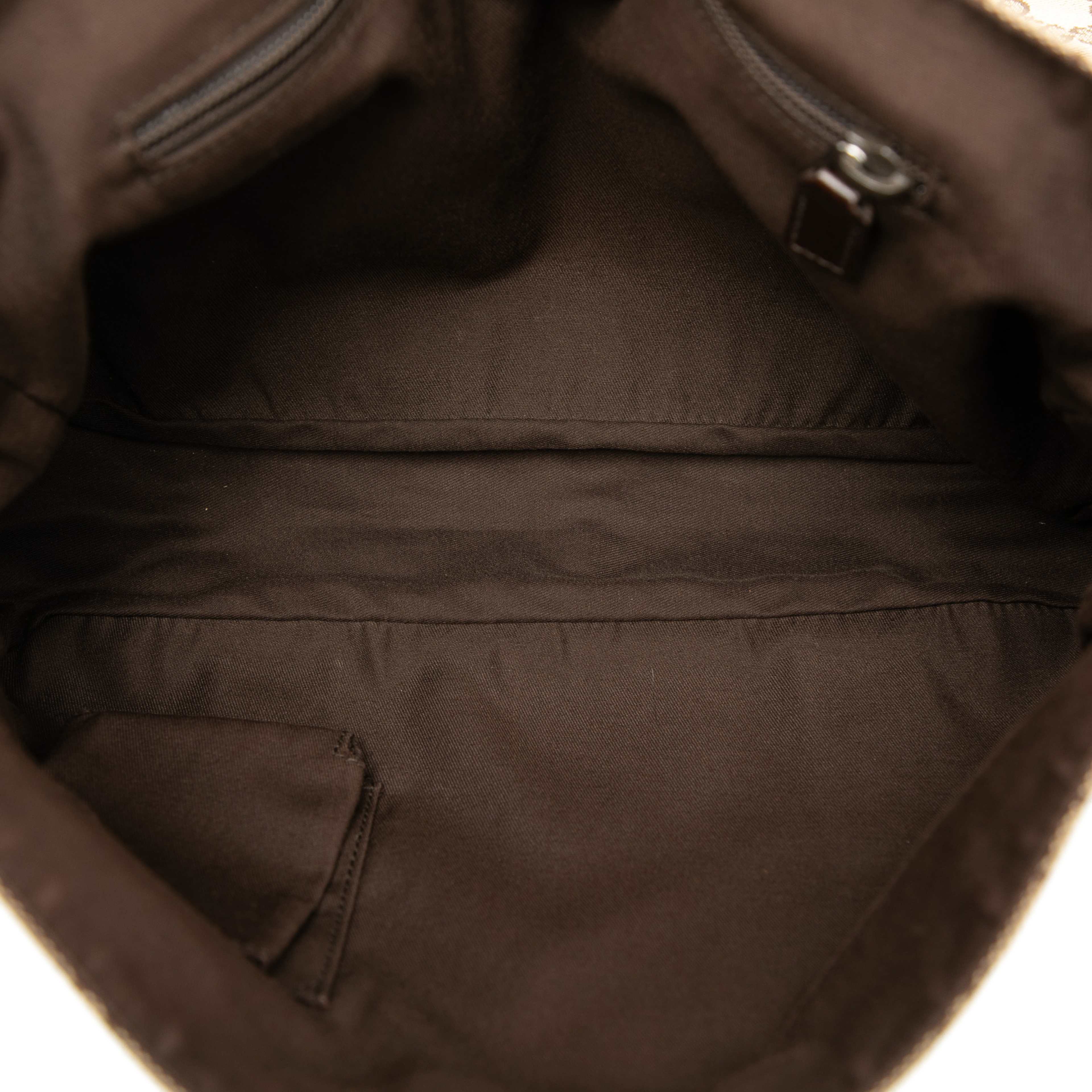 Gucci Gg Canvas Messenger Bag, från Luxclusif, i färgen beige. Klicka för att öppna bilden i stort format