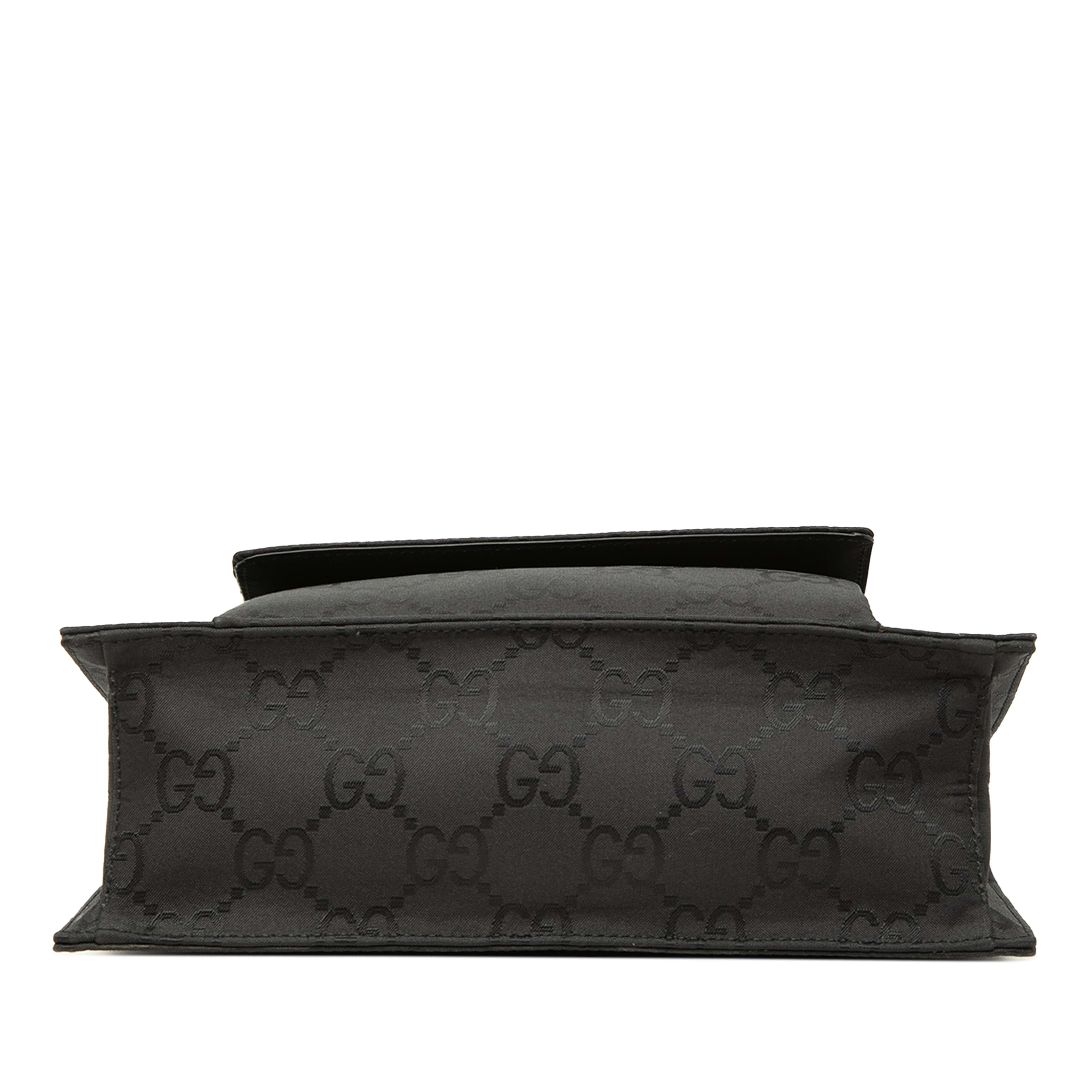 Gucci Gg Nylon Shoulder Bag, från Luxclusif, i färgen svart. Klicka för att öppna bilden i stort format