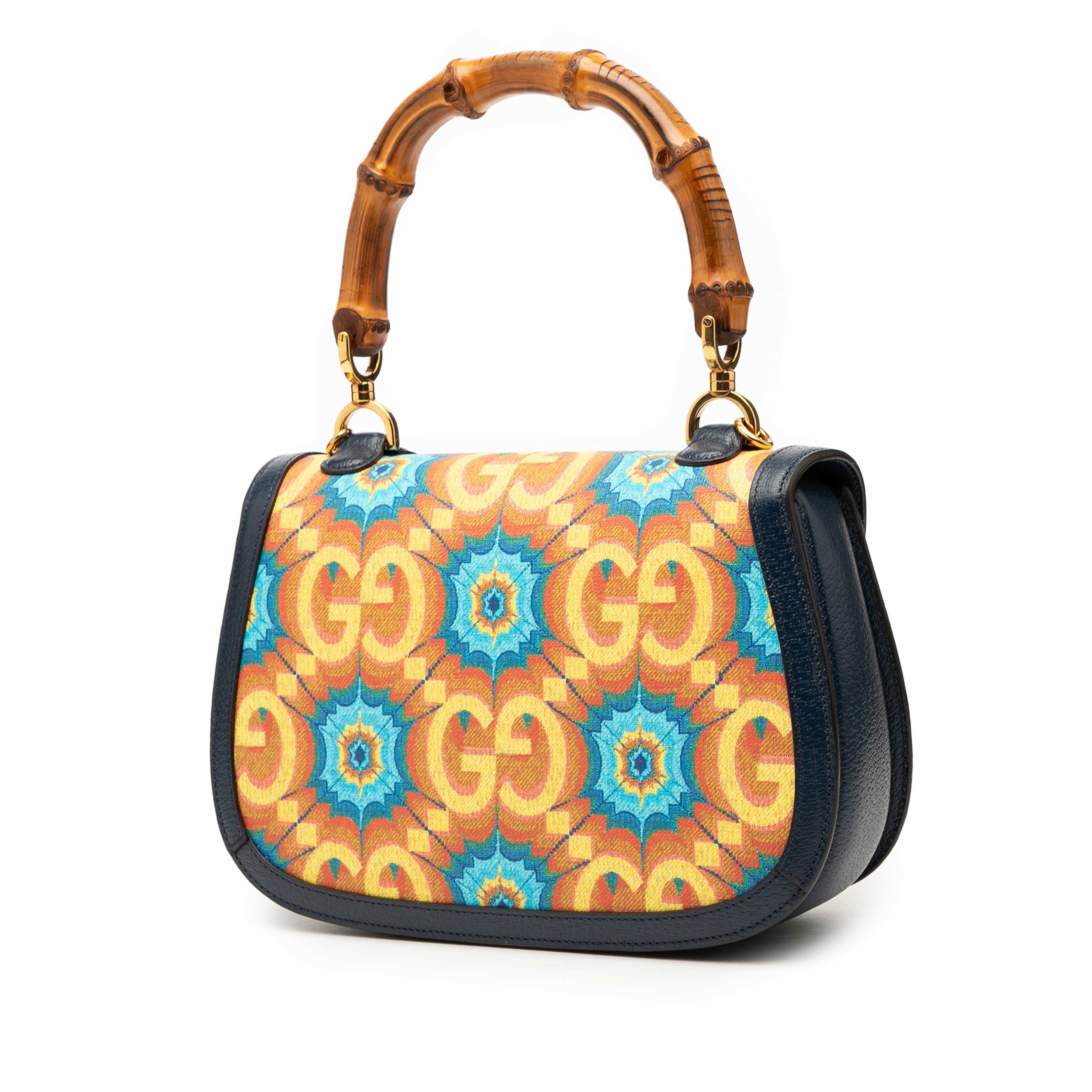 Gucci 100th Anniversary Medium Gg Coated Canvas Kaleidoscope 1947 Bamboo Top Handle Bag, från Luxclusif, i färgen blue. Klicka för att öppna bilden i stort format