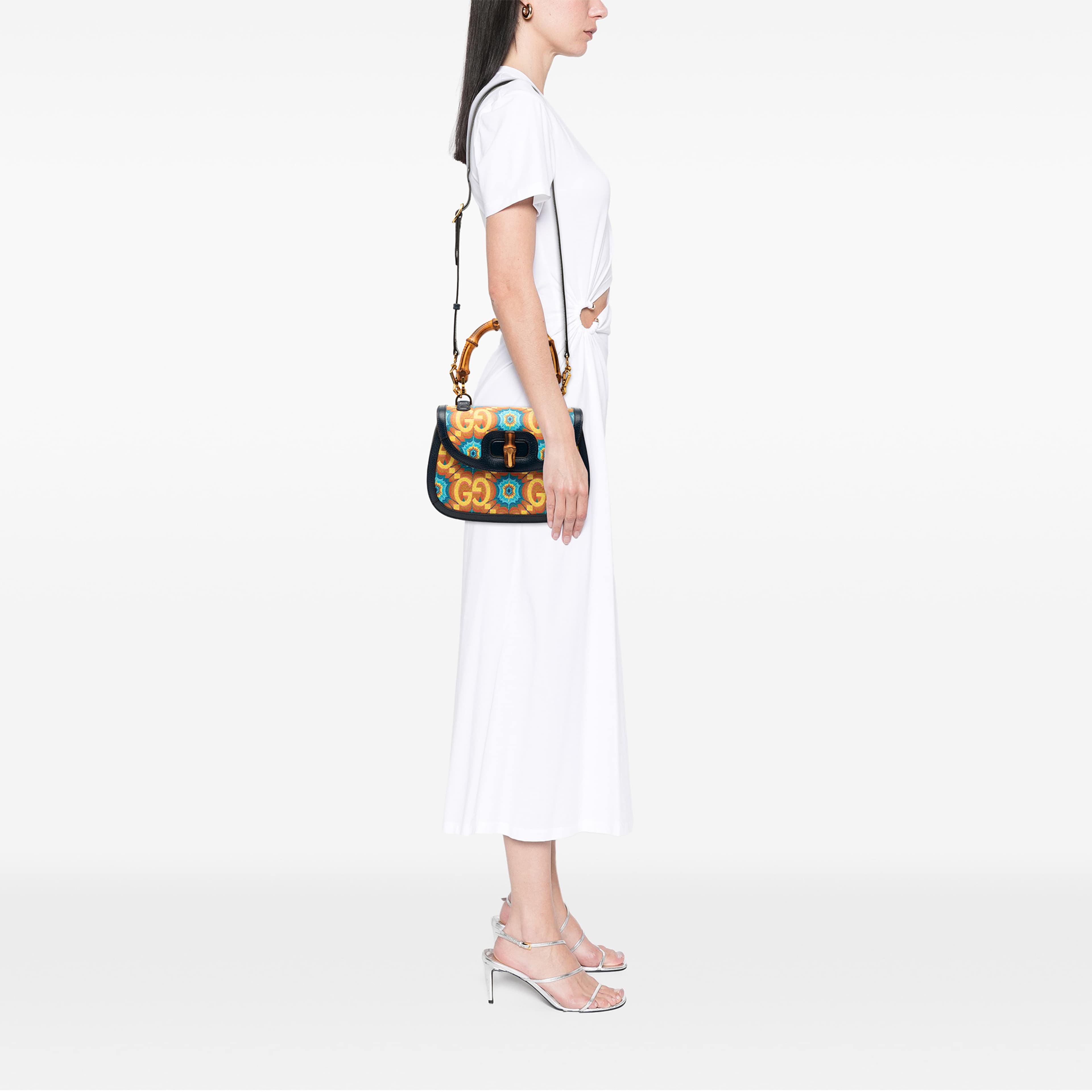 Gucci 100th Anniversary Medium Gg Coated Canvas Kaleidoscope 1947 Bamboo Top Handle Bag, från Luxclusif, i färgen blå. Klicka för att öppna bilden i stort format