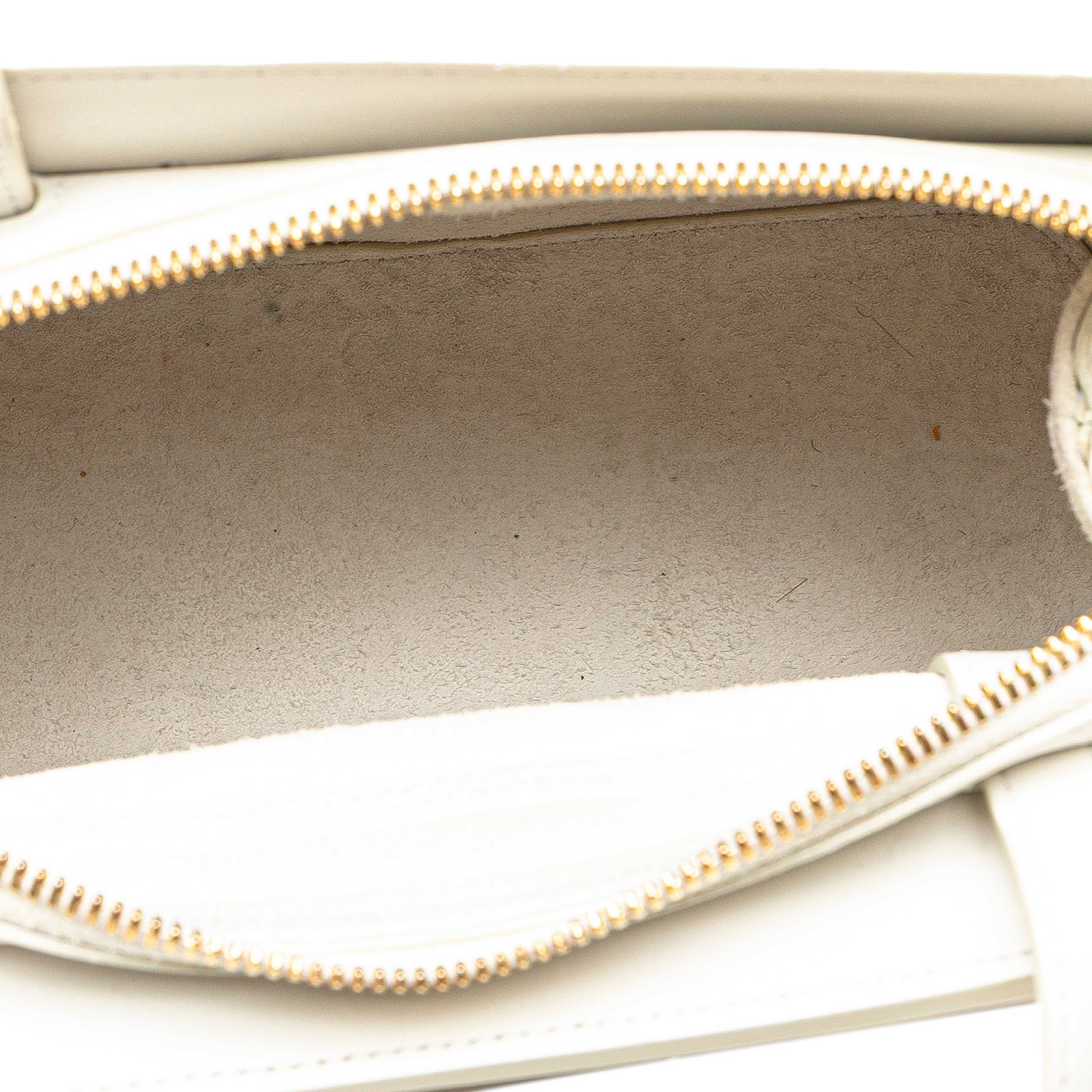 Celine Teen Leather Cabas De France Crossbody, från Luxclusif, i färgen white. Klicka för att öppna bilden i stort format