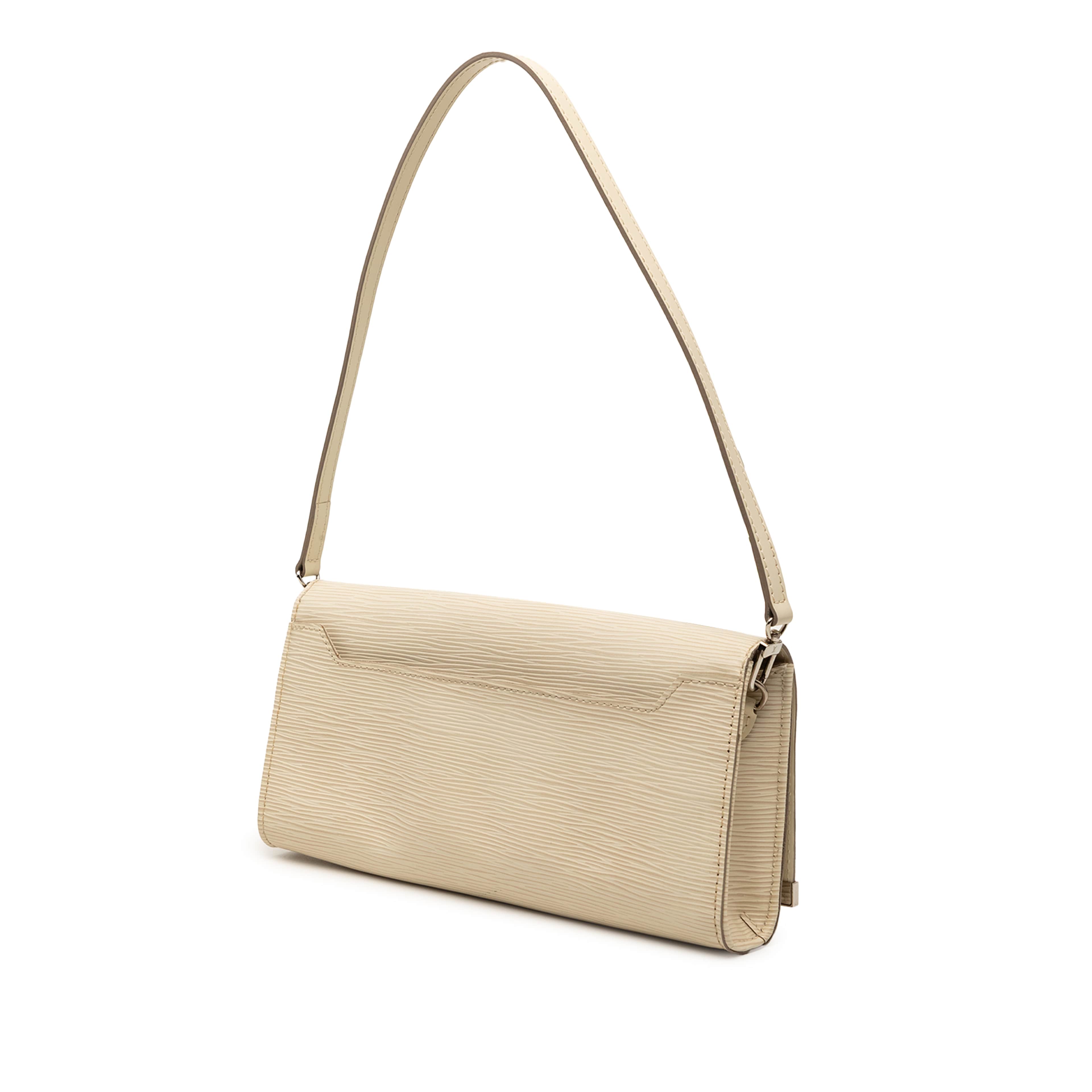 Louis Vuitton Epi Sevigne Clutch, från Luxclusif, i färgen light beige. Klicka för att öppna bilden i stort format