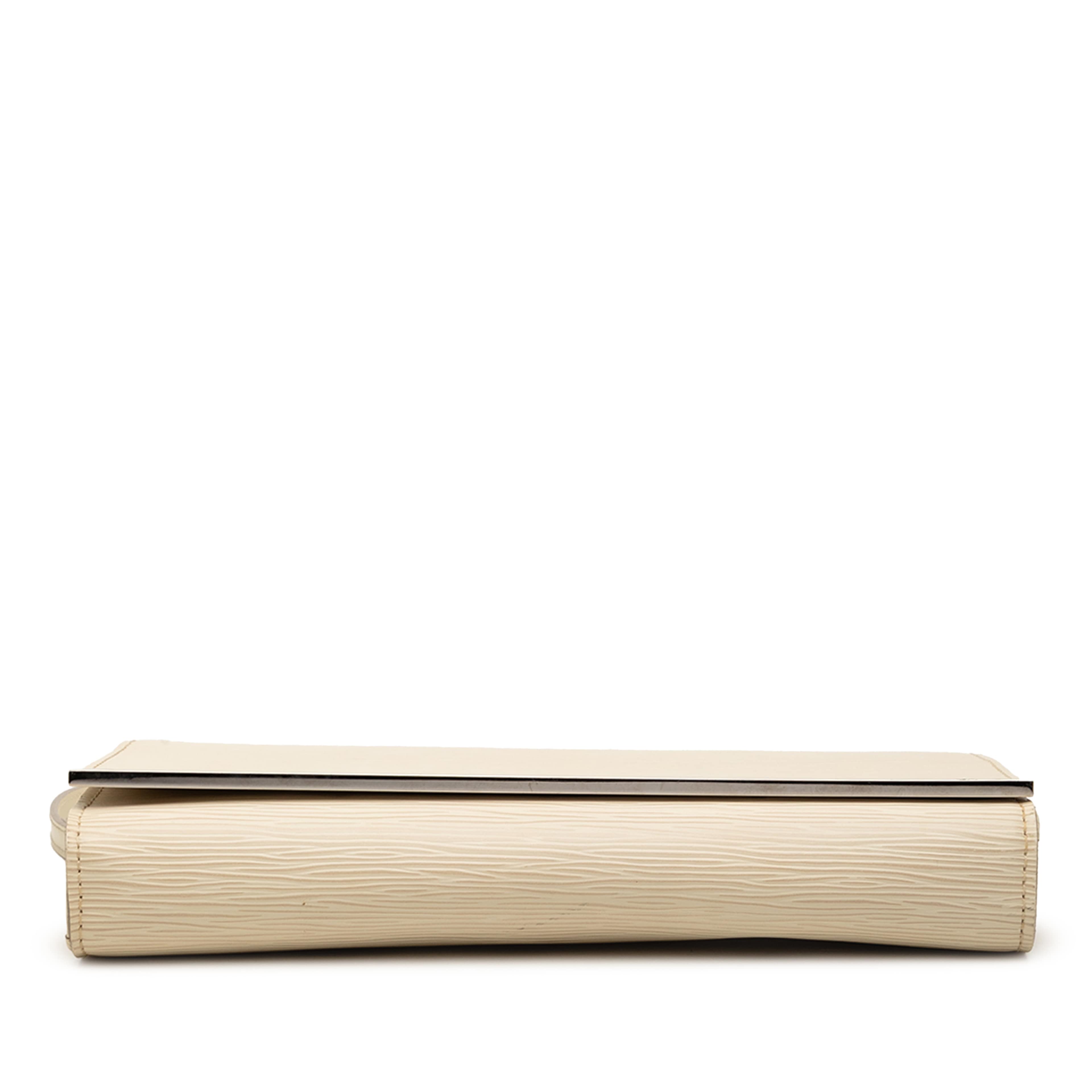Louis Vuitton Epi Sevigne Clutch, från Luxclusif, i färgen light beige. Klicka för att öppna bilden i stort format