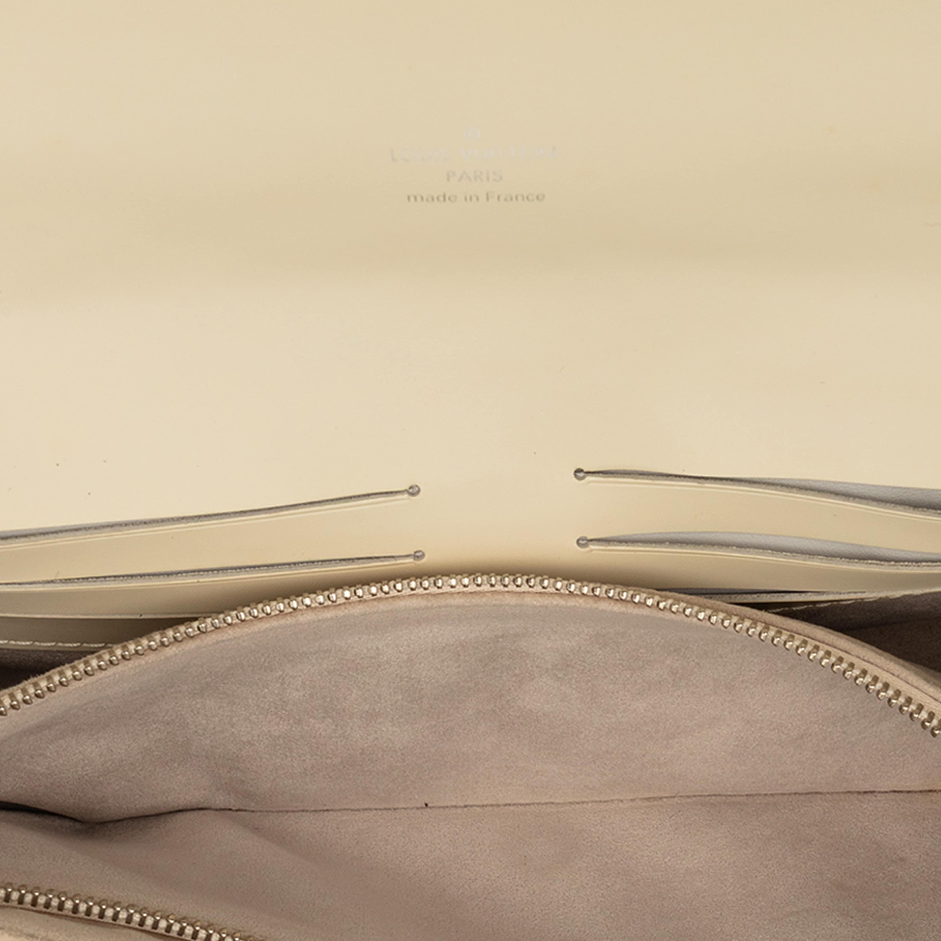 Louis Vuitton Epi Sevigne Clutch, från Luxclusif, i färgen light beige. Klicka för att öppna bilden i stort format