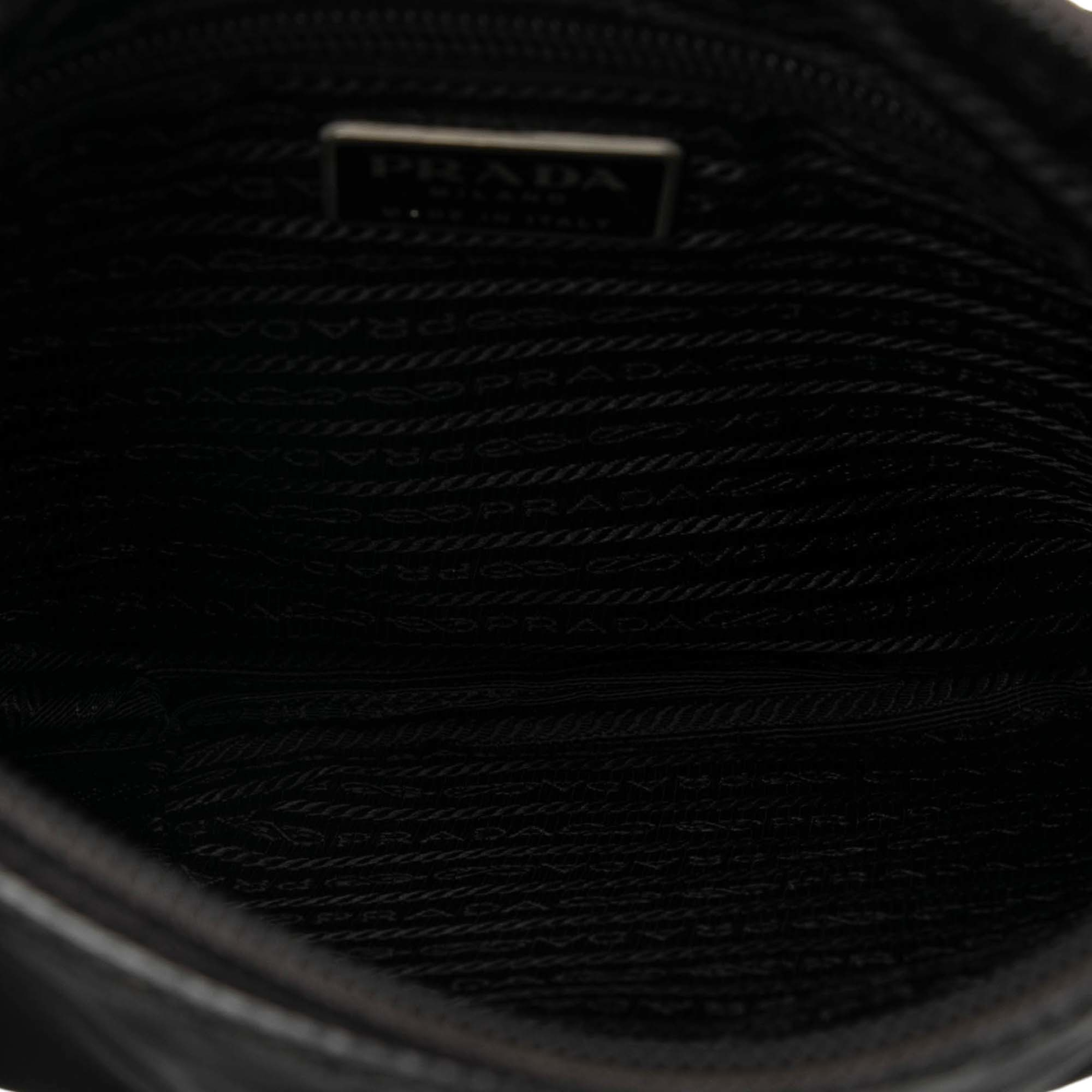 Prada Tessuto Zip Top Crossbody, från Luxclusif, i färgen black. Klicka för att öppna bilden i stort format