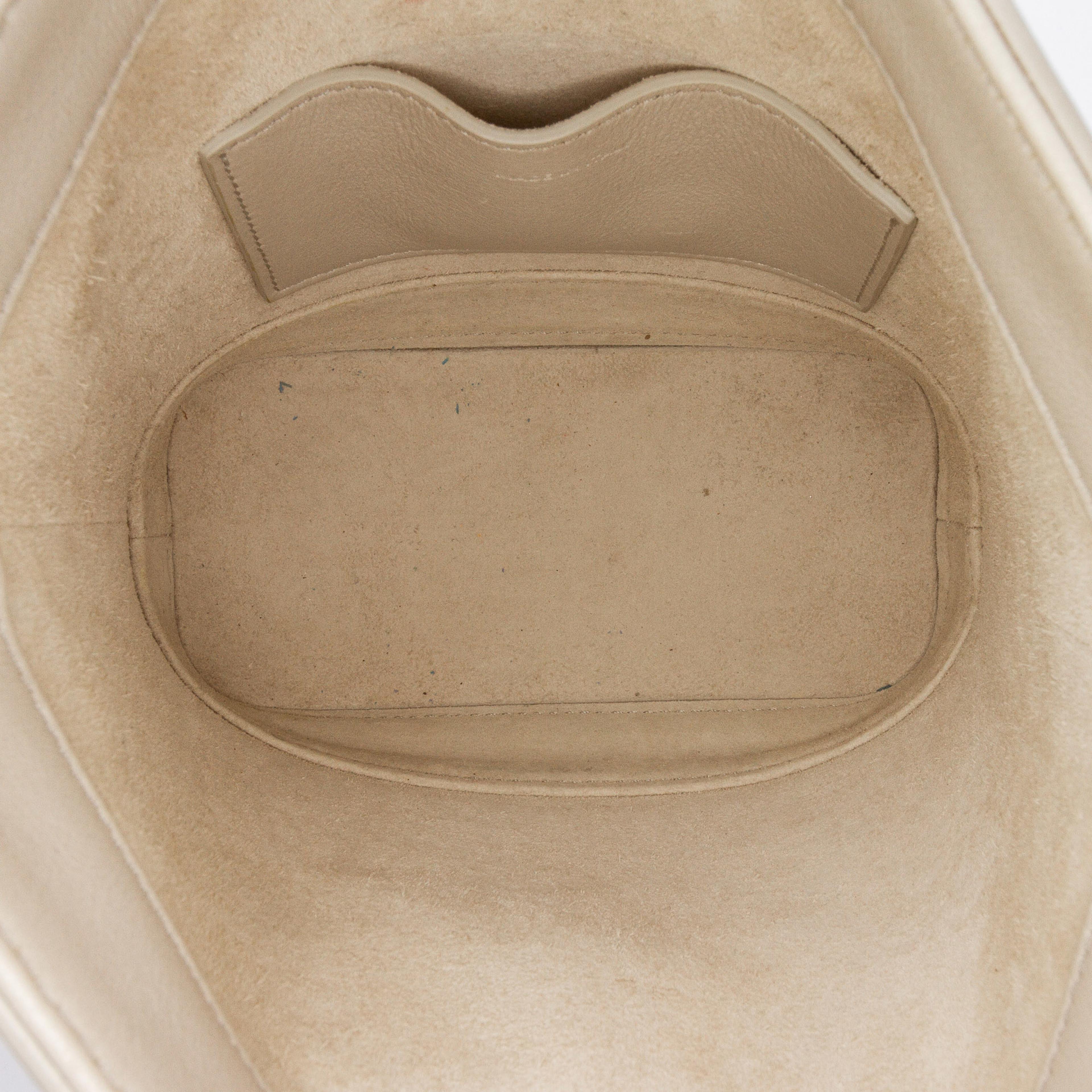 Celine Small Smooth Calfskin Cuir Triomphe Bucket Bag, från Luxclusif, i färgen light gray. Klicka för att öppna bilden i stort format