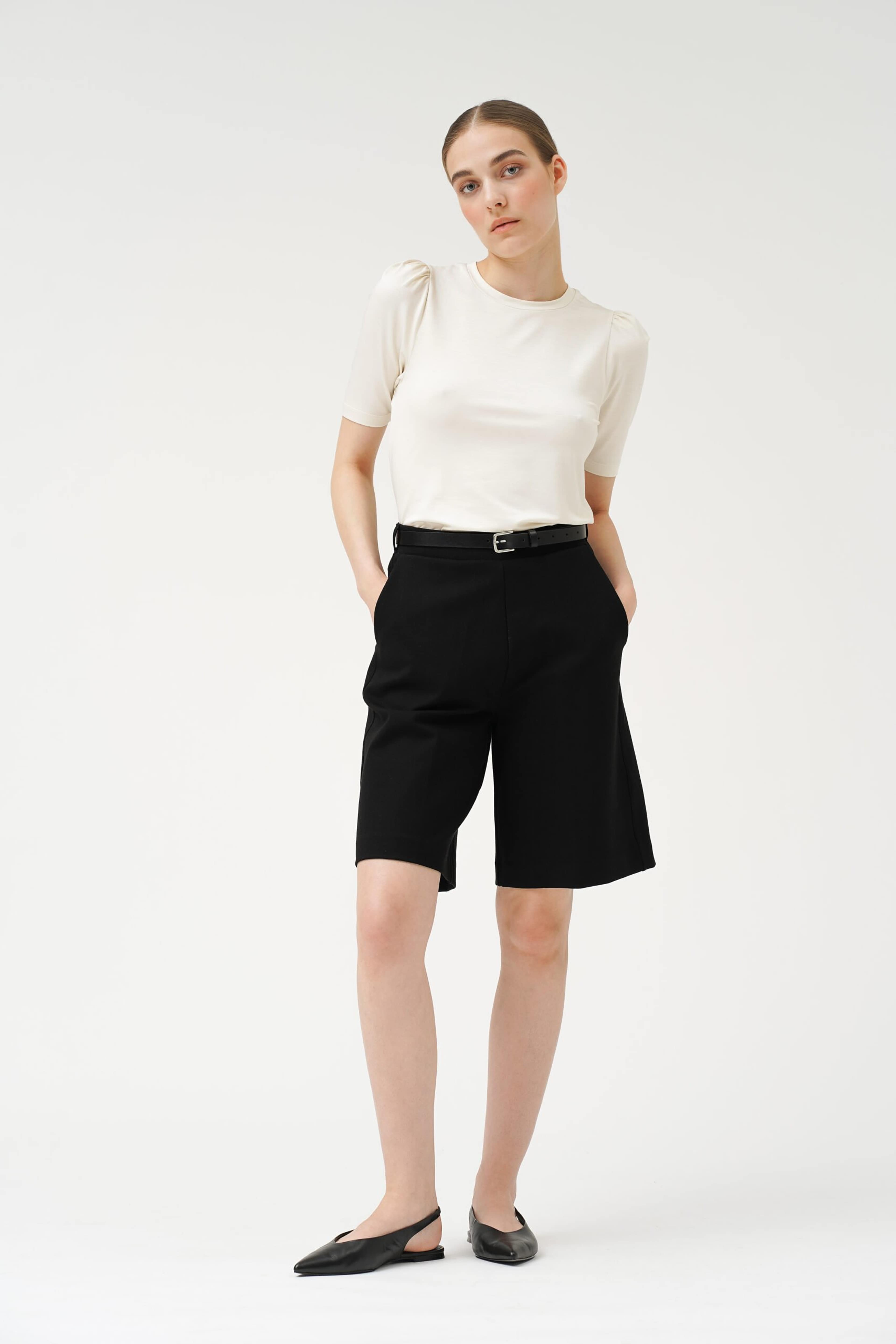 Berna Shorts - Black, från Residus, i färgen black. Klicka för att öppna bilden i stort format