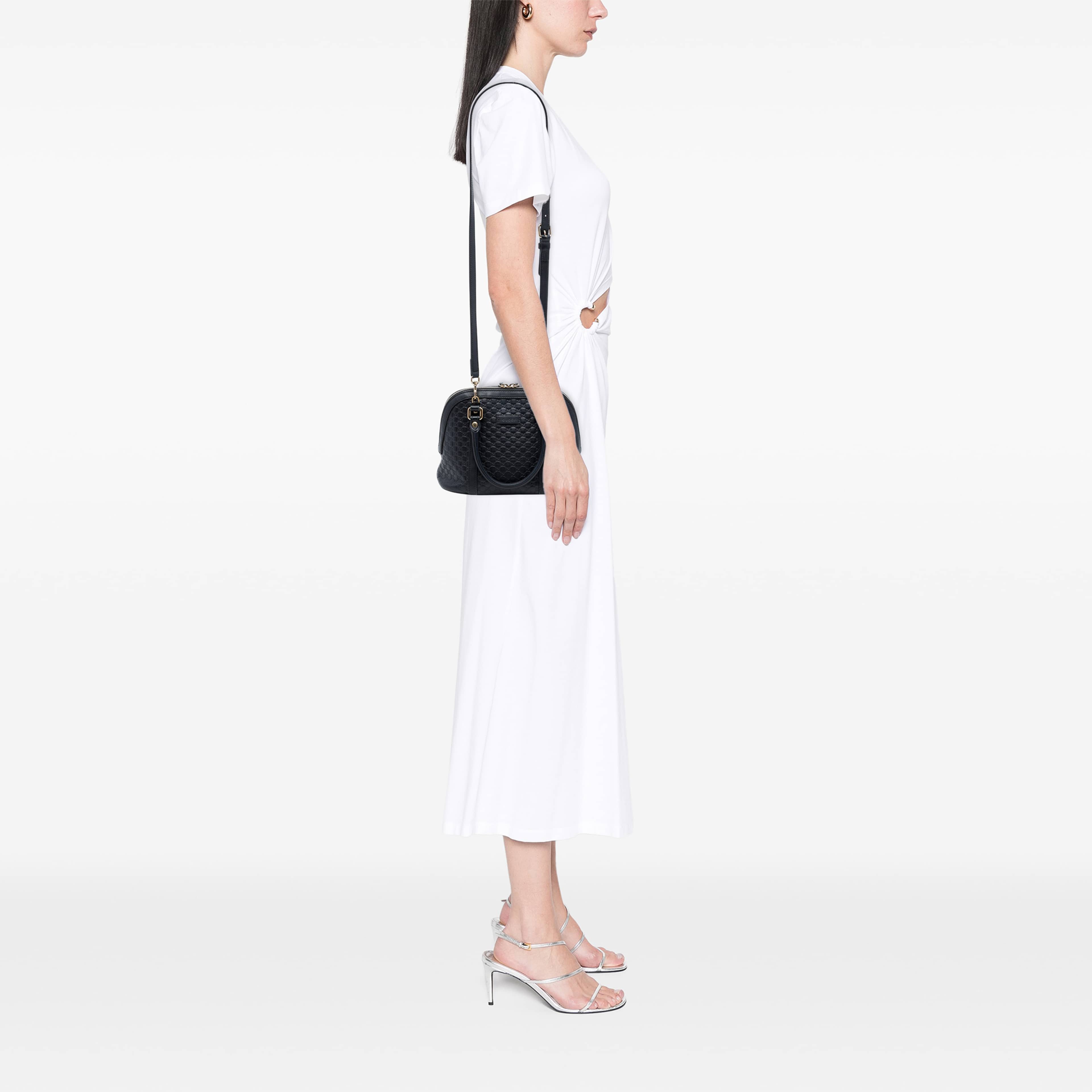 Gucci Mini Microguccissima Dome Satchel, från Luxclusif, i färgen svart. Klicka för att öppna bilden i stort format