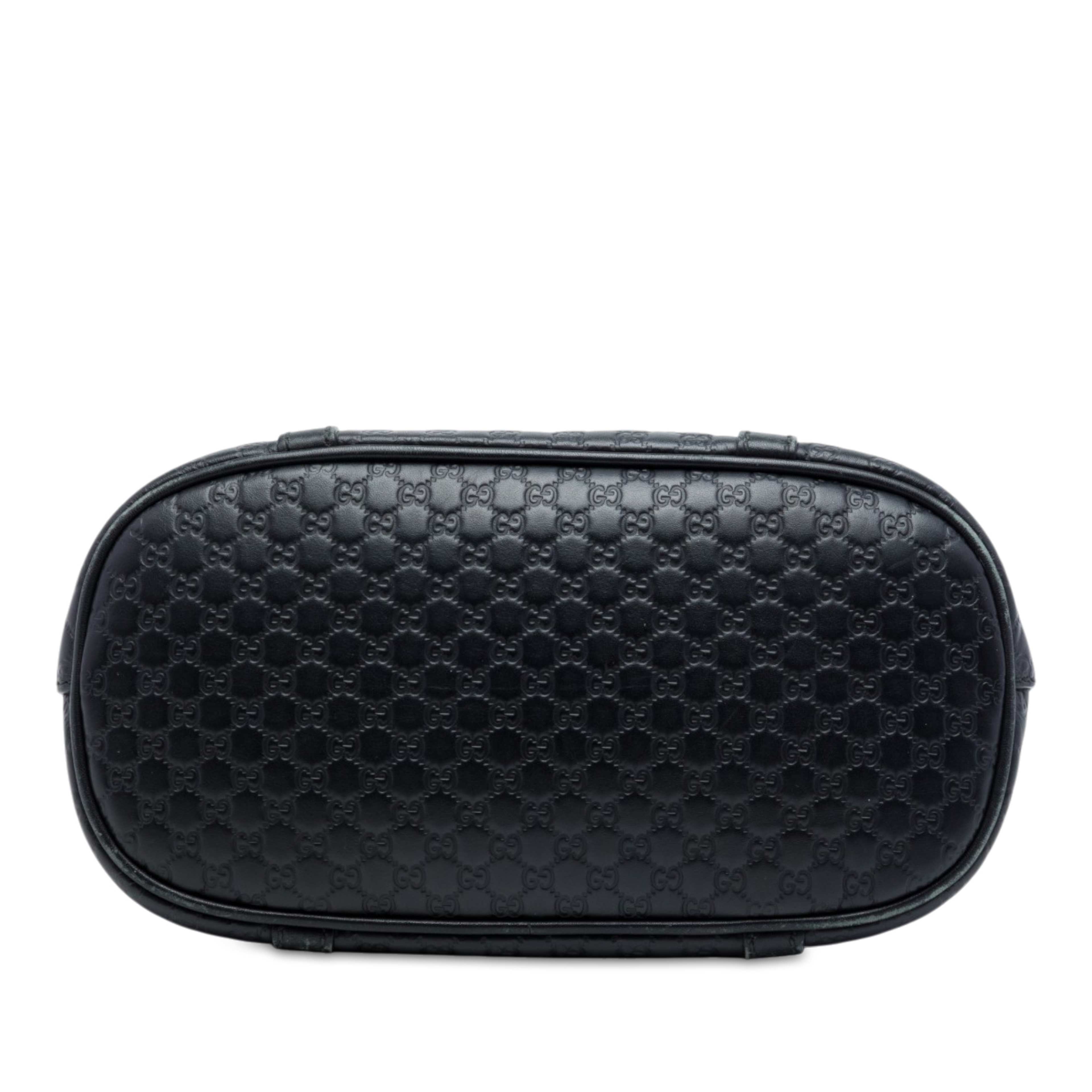 Gucci Mini Microguccissima Dome Satchel, från Luxclusif, i färgen svart. Klicka för att öppna bilden i stort format