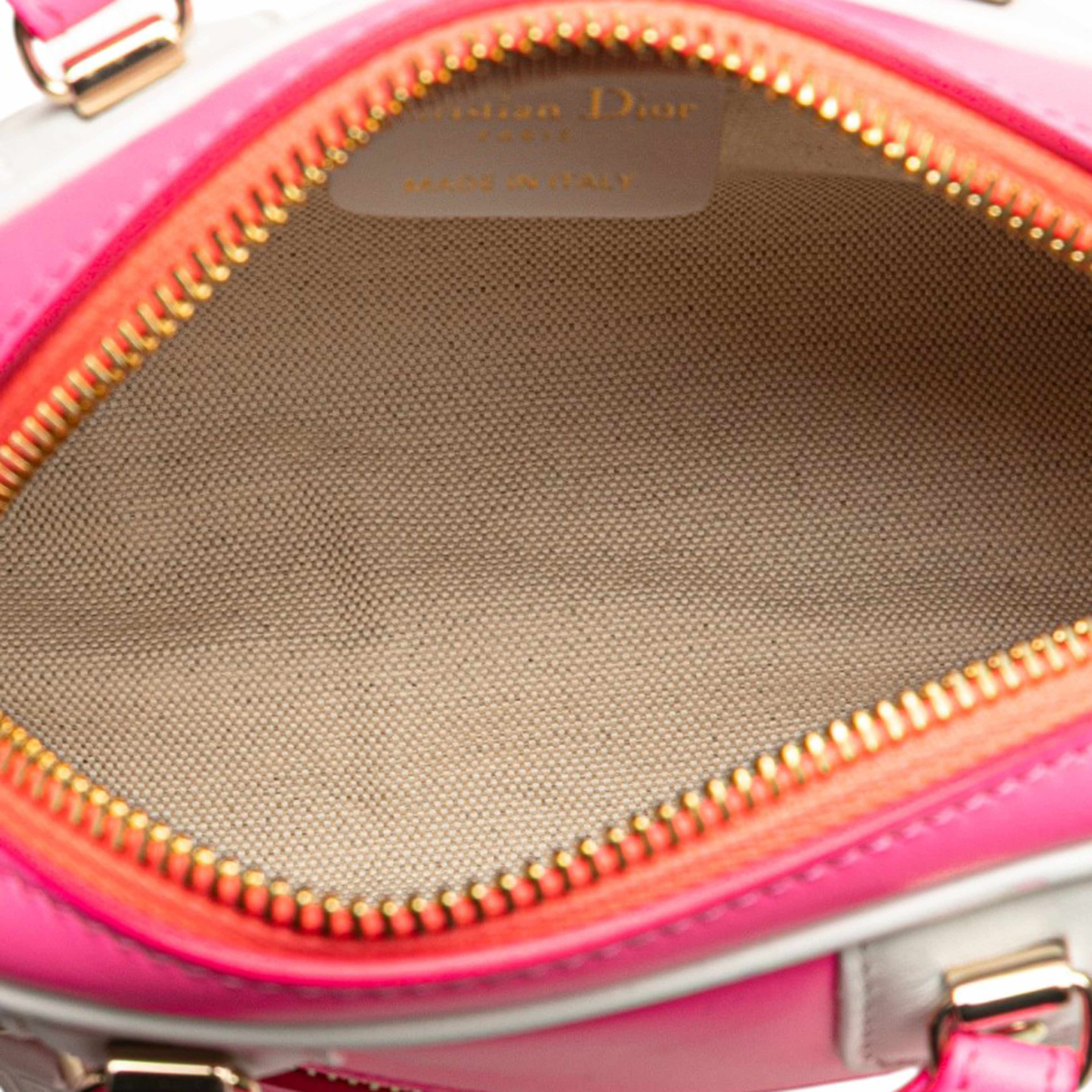 Dior Micro Leather Dior Vibe Zip Bowling Bag, från Luxclusif, i färgen hot pink.