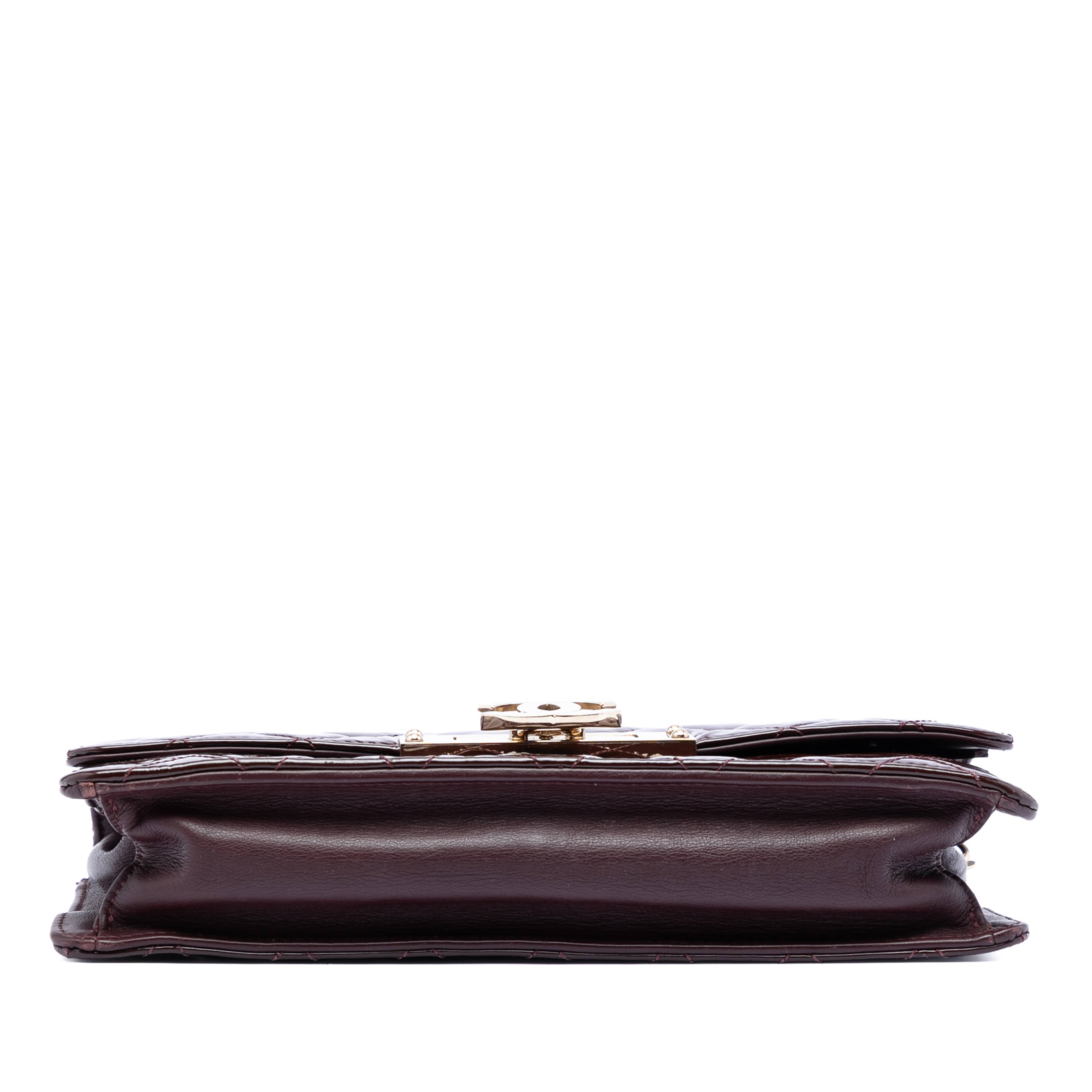 Chanel Quilted Patent Golden Class East West Wallet On Chain, från Luxclusif, i färgen röd. Klicka för att öppna bilden i stort format