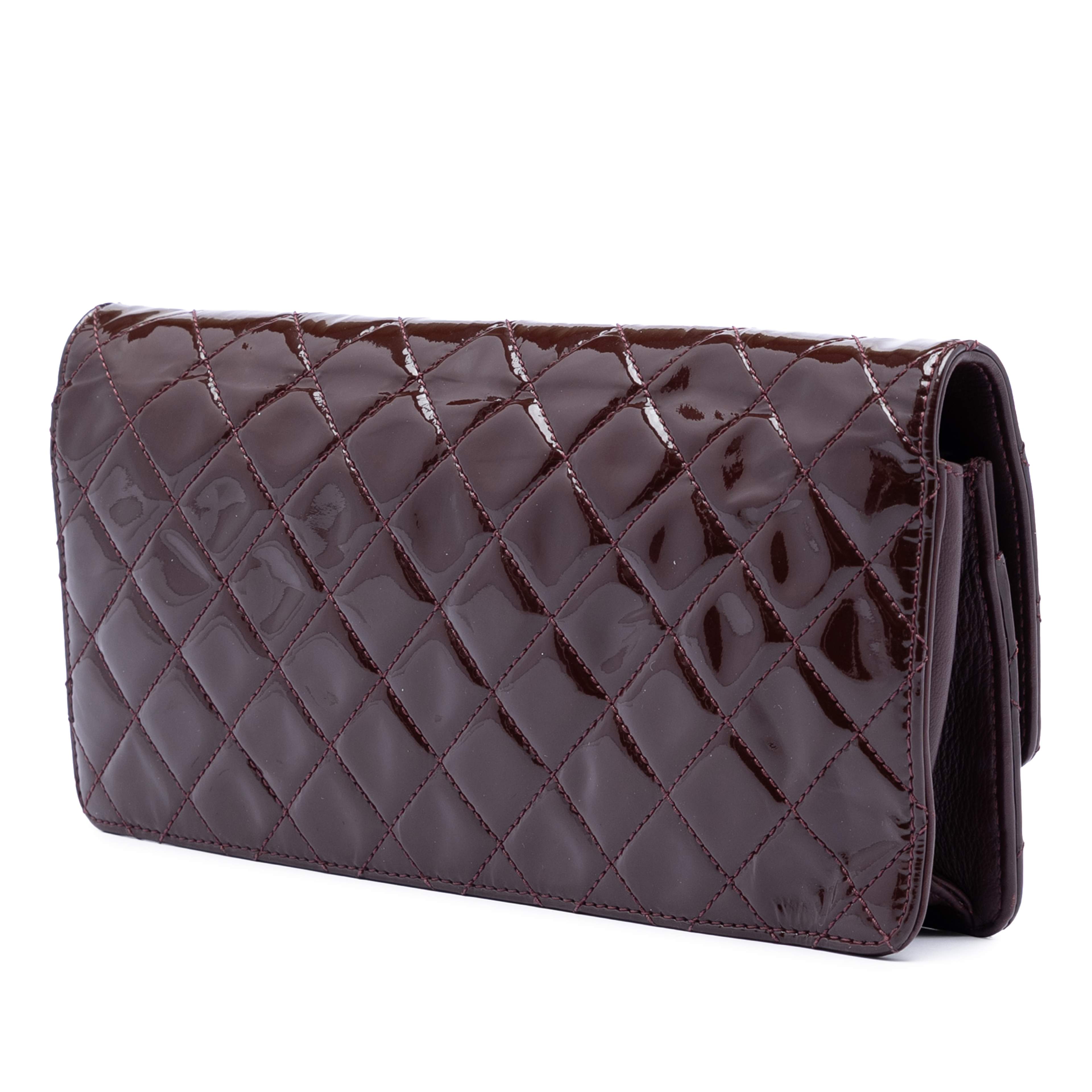 Chanel Quilted Patent Golden Class East West Wallet On Chain, från Luxclusif, i färgen röd. Klicka för att öppna bilden i stort format