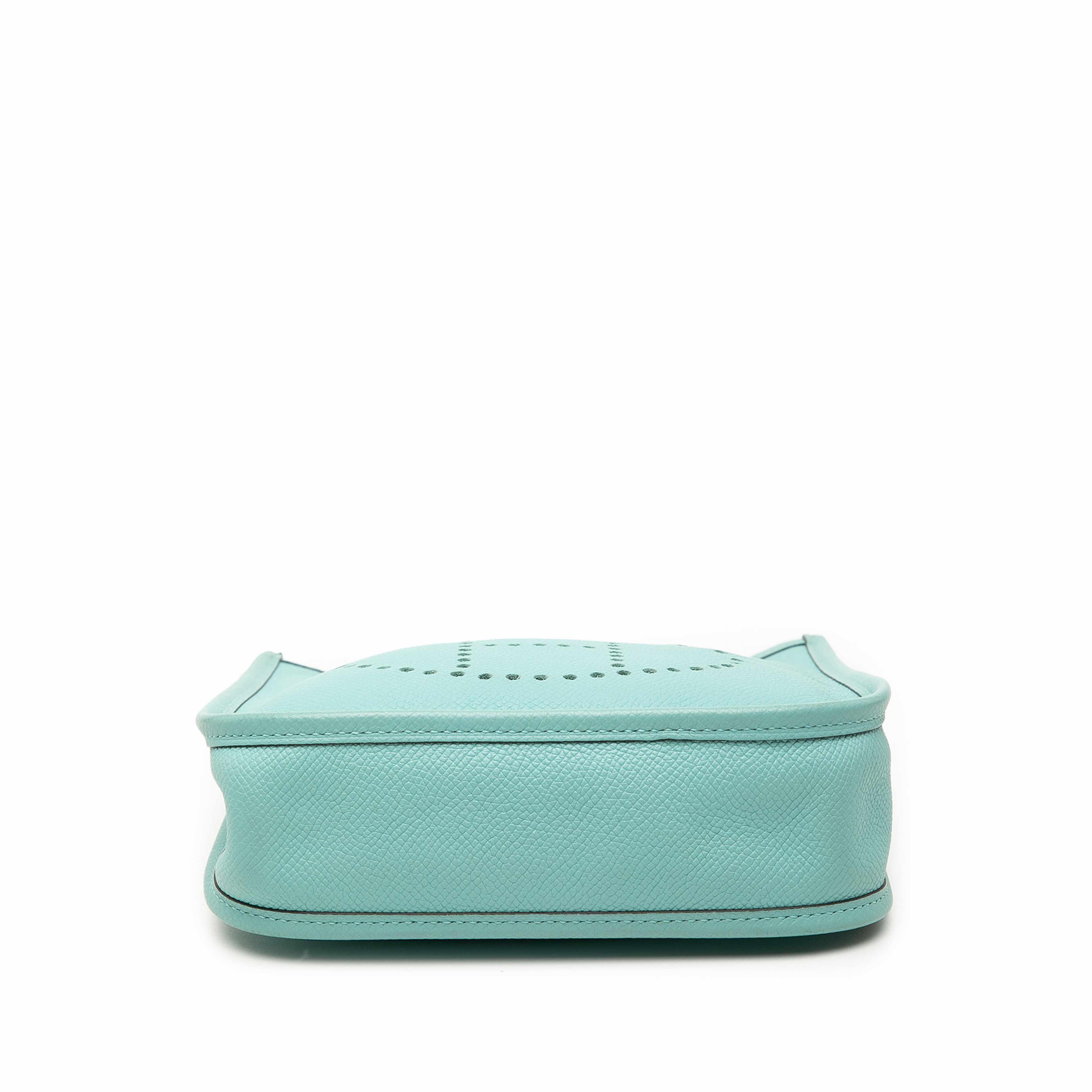 Hermès Epsom Evelyne I Tpm, från Luxclusif, i färgen light blue. Klicka för att öppna bilden i stort format