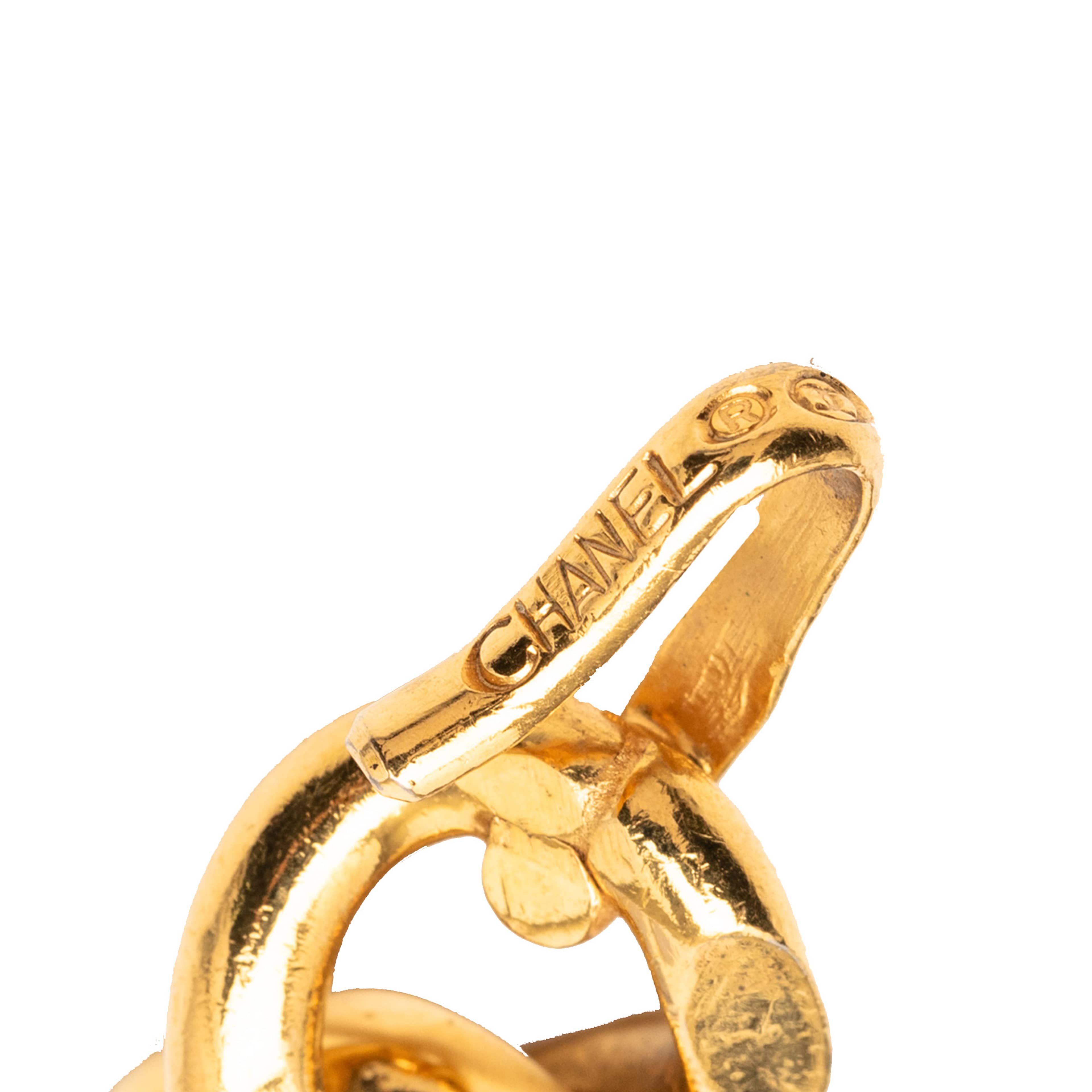 Chanel Gold Plated Leather Woven Chain Medallion Belt, från Luxclusif, i färgen gold. Klicka för att öppna bilden i stort format