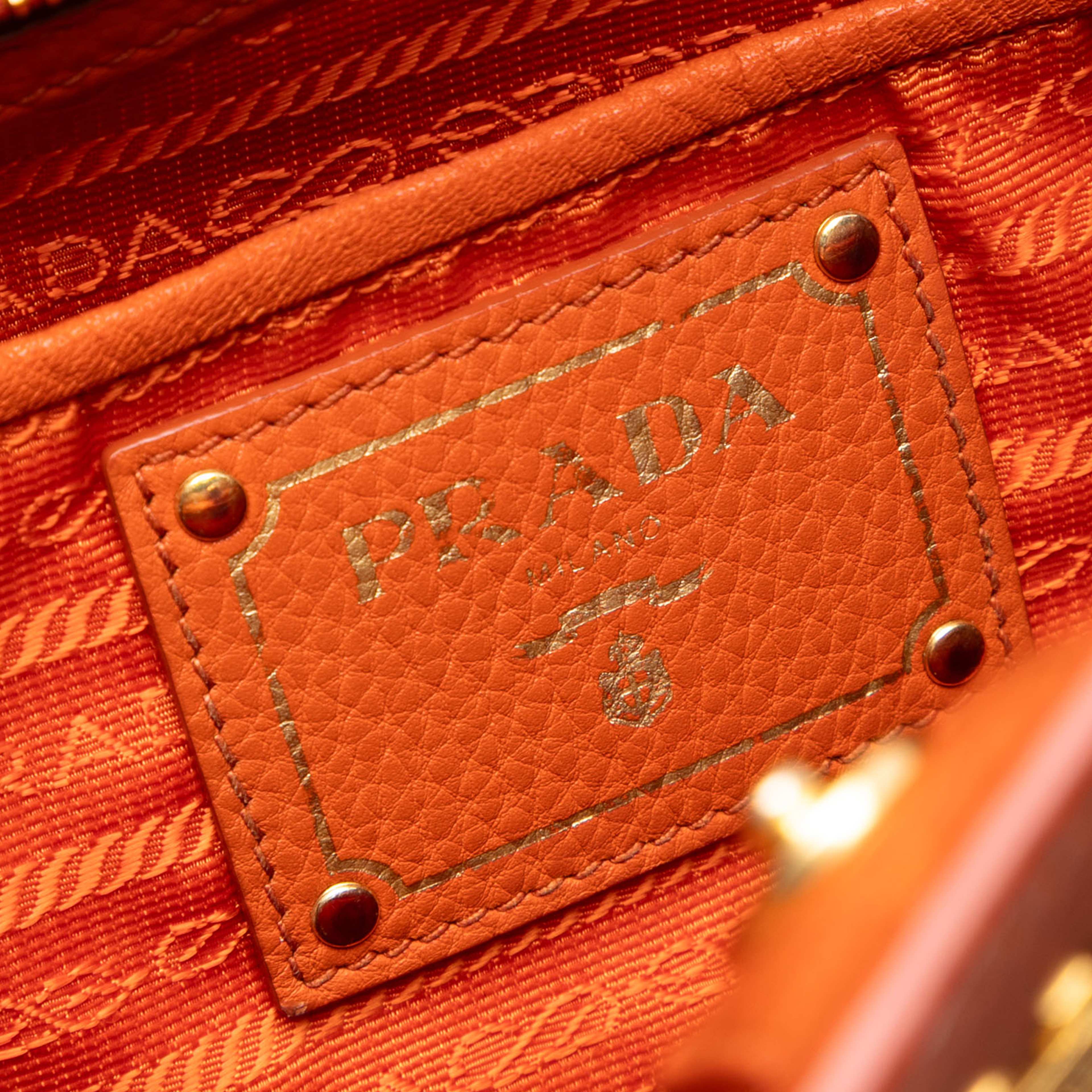 Prada Vitello Daino Open Convertible Tote, från Luxclusif, i färgen orange. Klicka för att öppna bilden i stort format