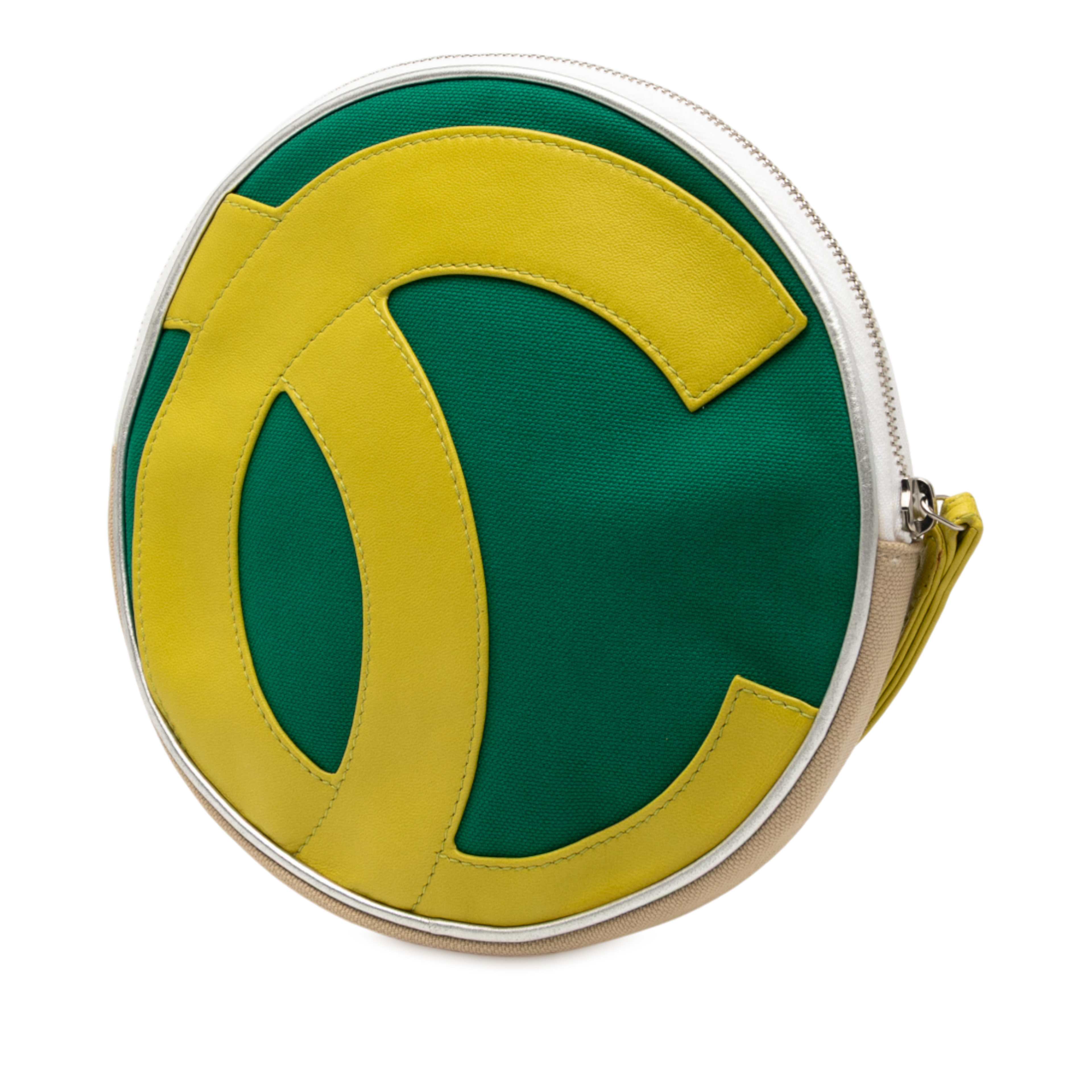 Chanel Cc Canvas And Metallic Calfskin No. 5 Wristlet Pouch, från Luxclusif, i färgen beige. Klicka för att öppna bilden i stort format