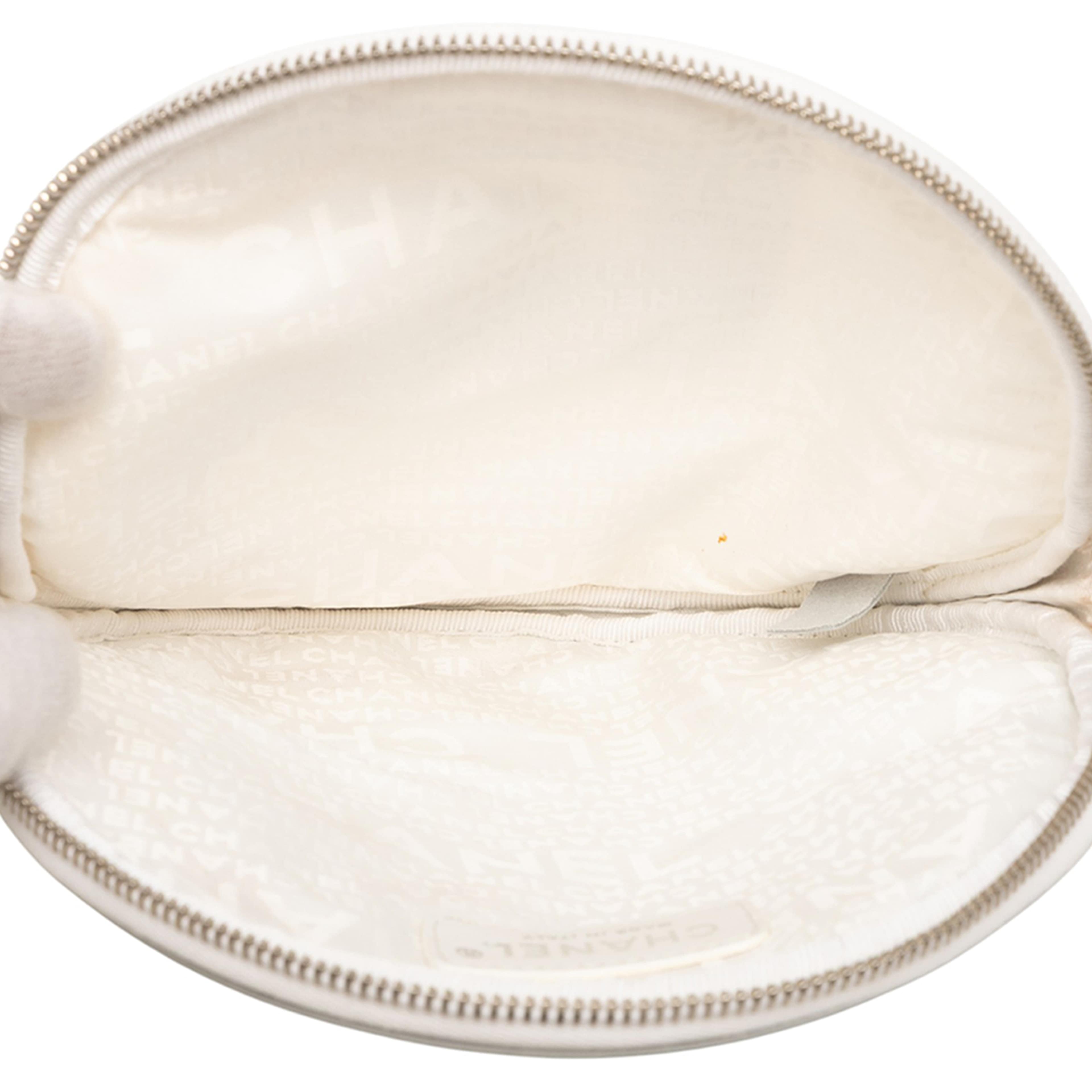 Chanel Cc Canvas And Metallic Calfskin No. 5 Wristlet Pouch, från Luxclusif, i färgen beige. Klicka för att öppna bilden i stort format