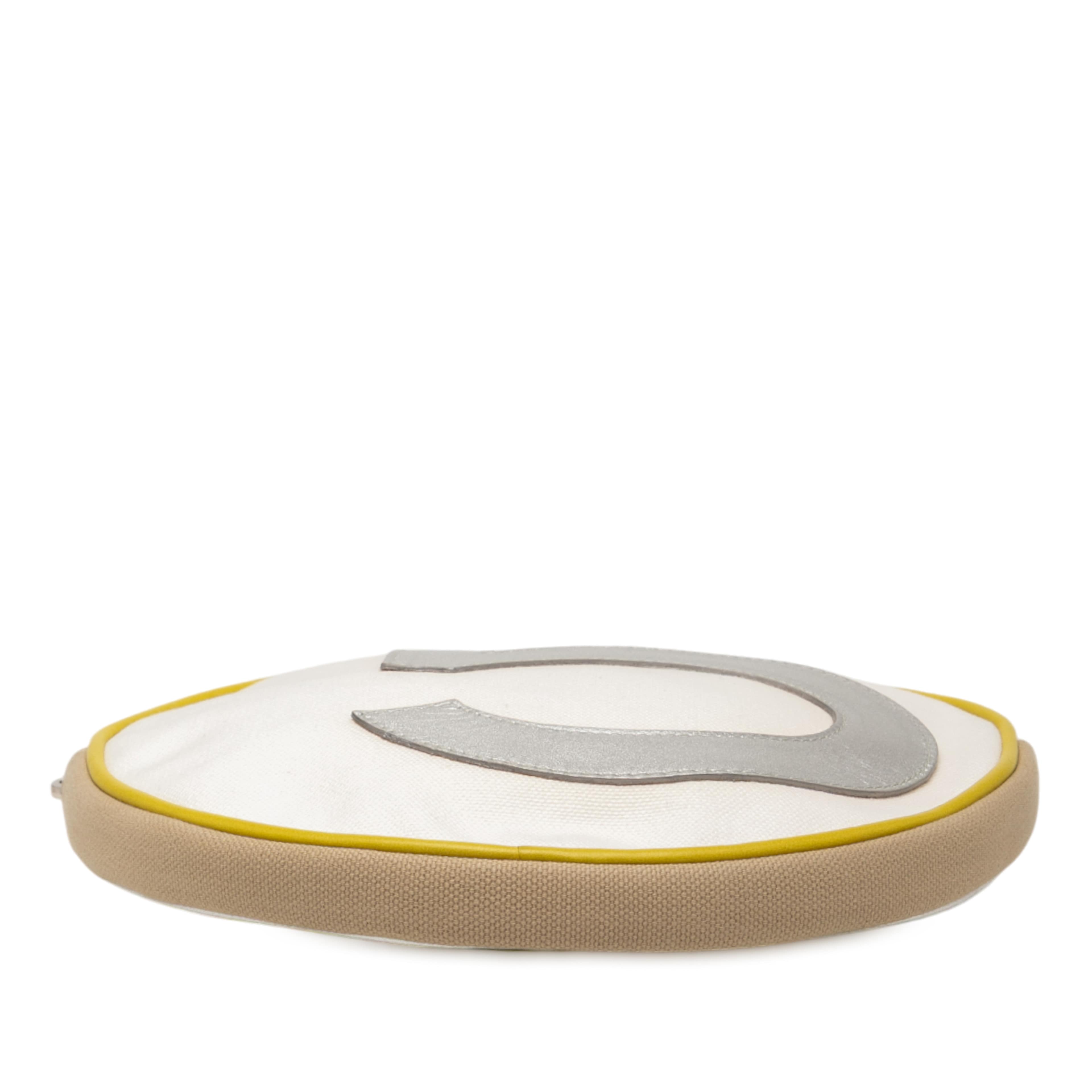 Chanel Cc Canvas And Metallic Calfskin No. 5 Wristlet Pouch, från Luxclusif, i färgen beige. Klicka för att öppna bilden i stort format