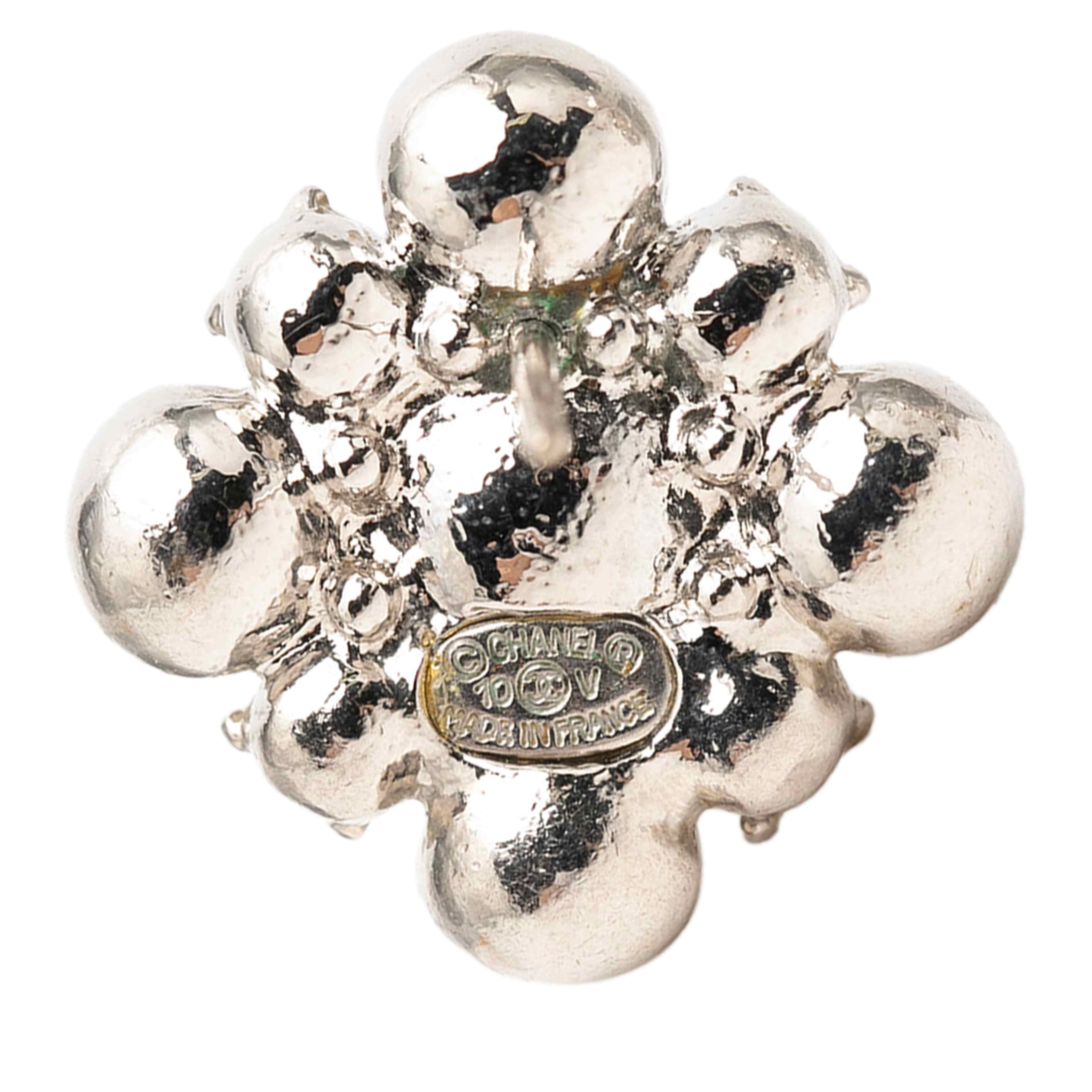 Chanel Brass Floral Strass Push Back Earrings, från Luxclusif, i färgen silver. Klicka för att öppna bilden i stort format