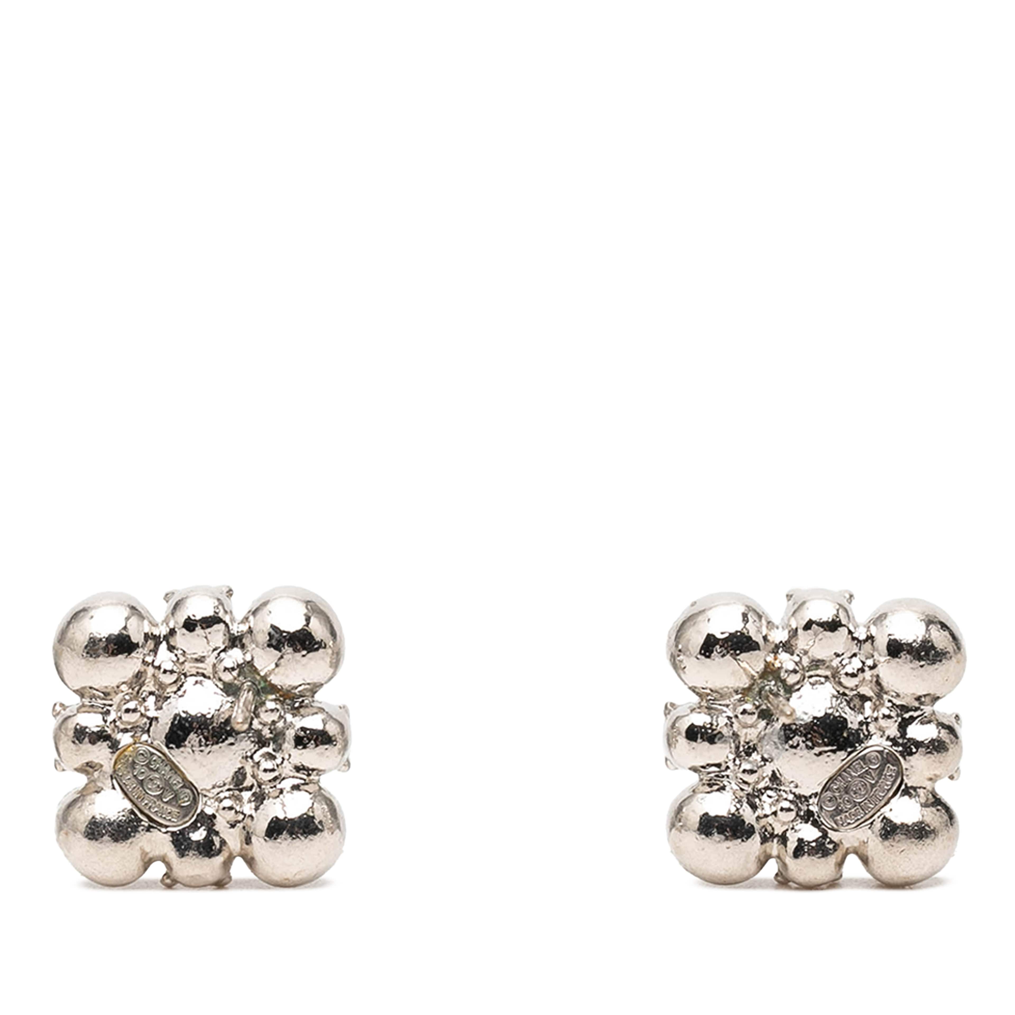 Chanel Brass Floral Strass Push Back Earrings, från Luxclusif, i färgen silver. Klicka för att öppna bilden i stort format