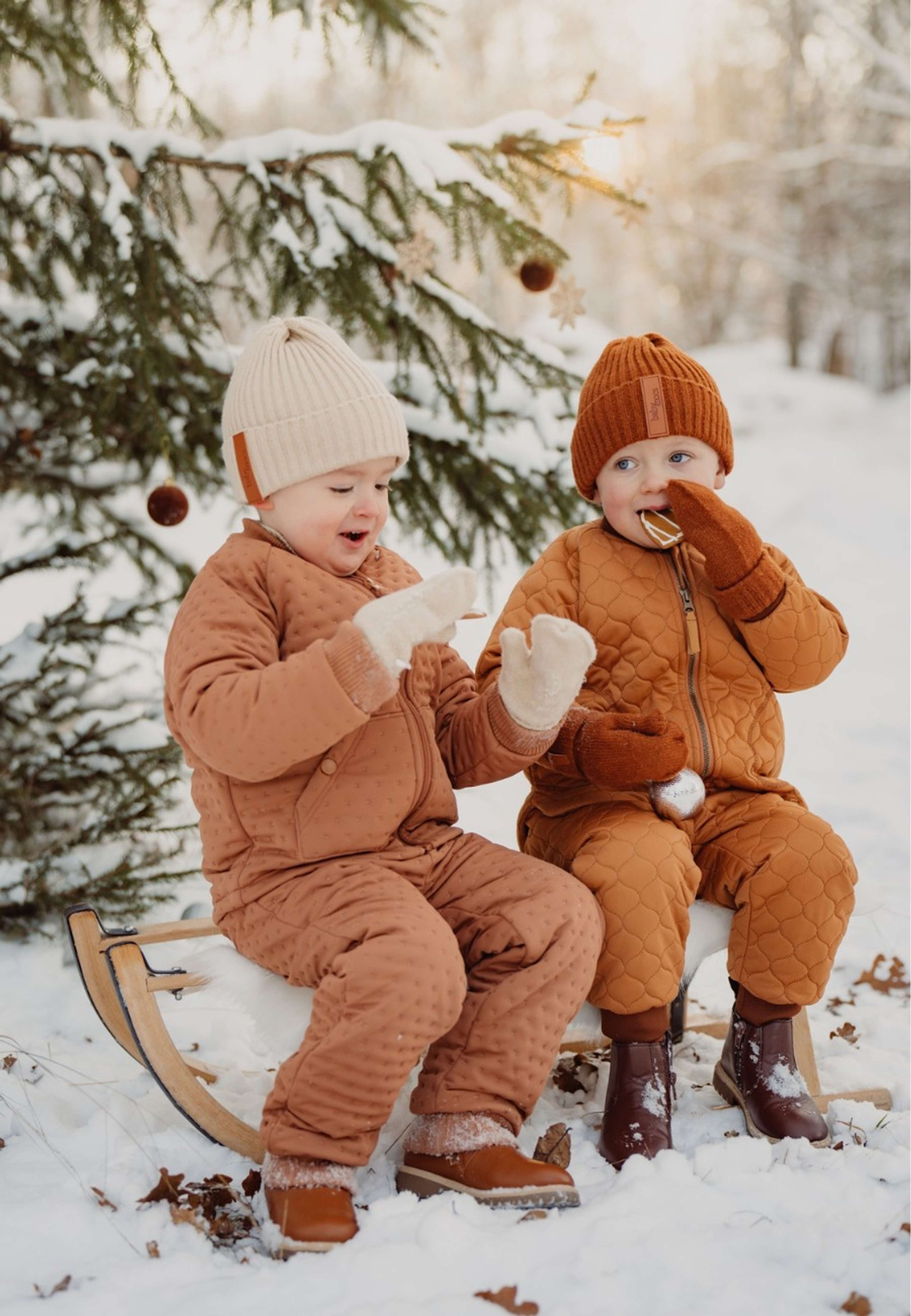 Beanie, från BabyMocs, i färgen rust. Klicka för att öppna bilden i stort format