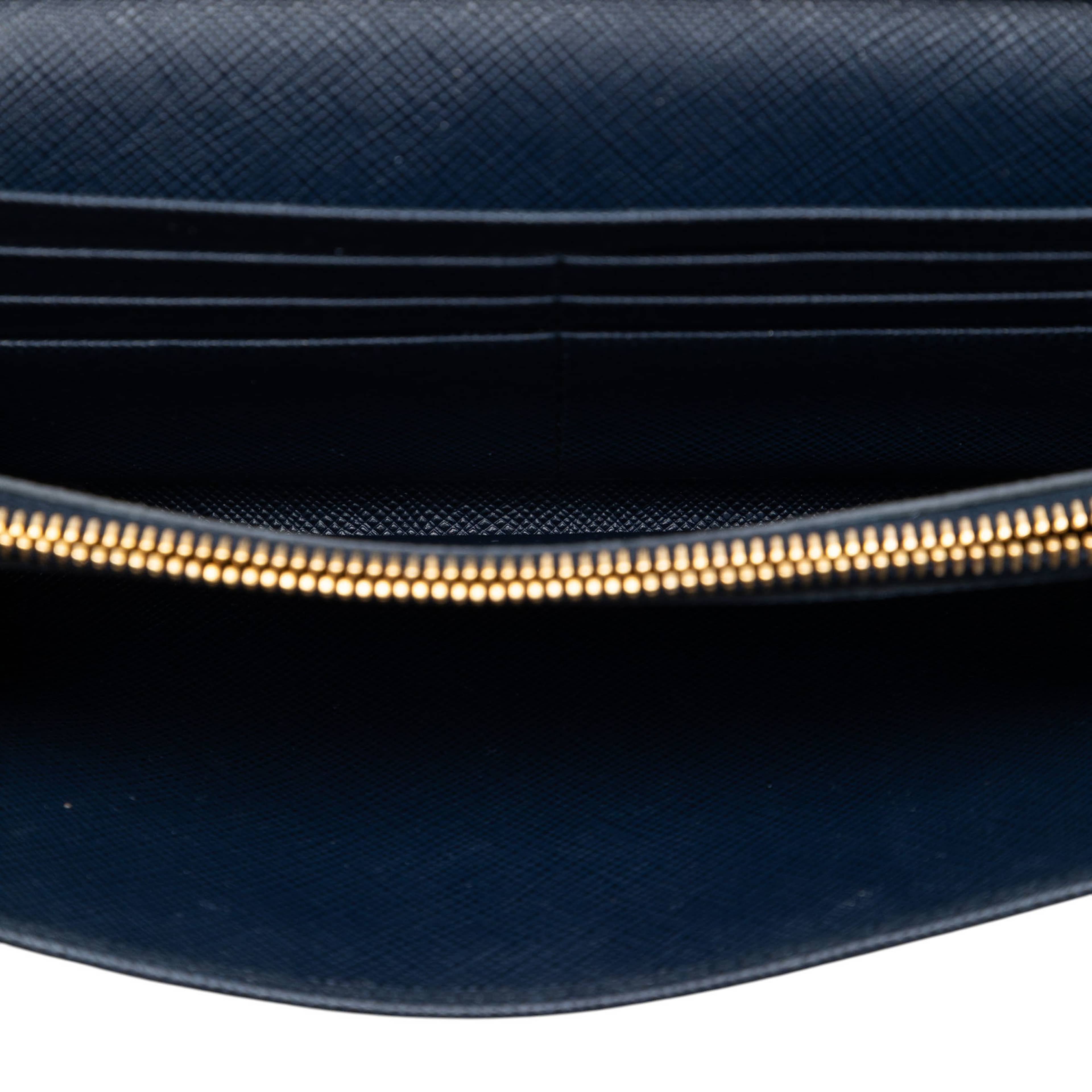 Prada Saffiano Wallet On Chain, från Luxclusif, i färgen navy. Klicka för att öppna bilden i stort format