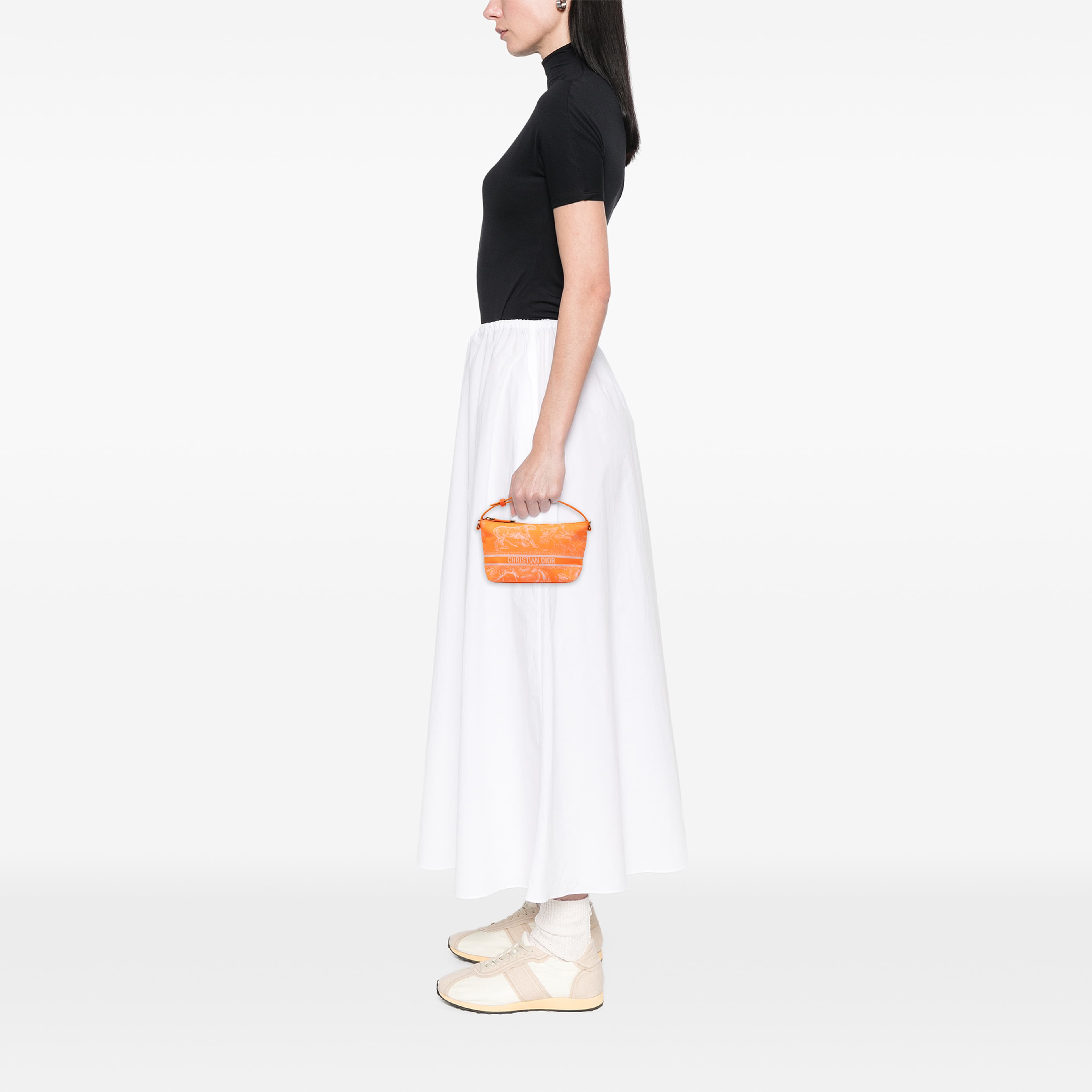 Dior Small Technical Fabric Toile De Jouy Reverse Diortravel Nomad Pouch, från Luxclusif, i färgen orange. Klicka för att öppna bilden i stort format