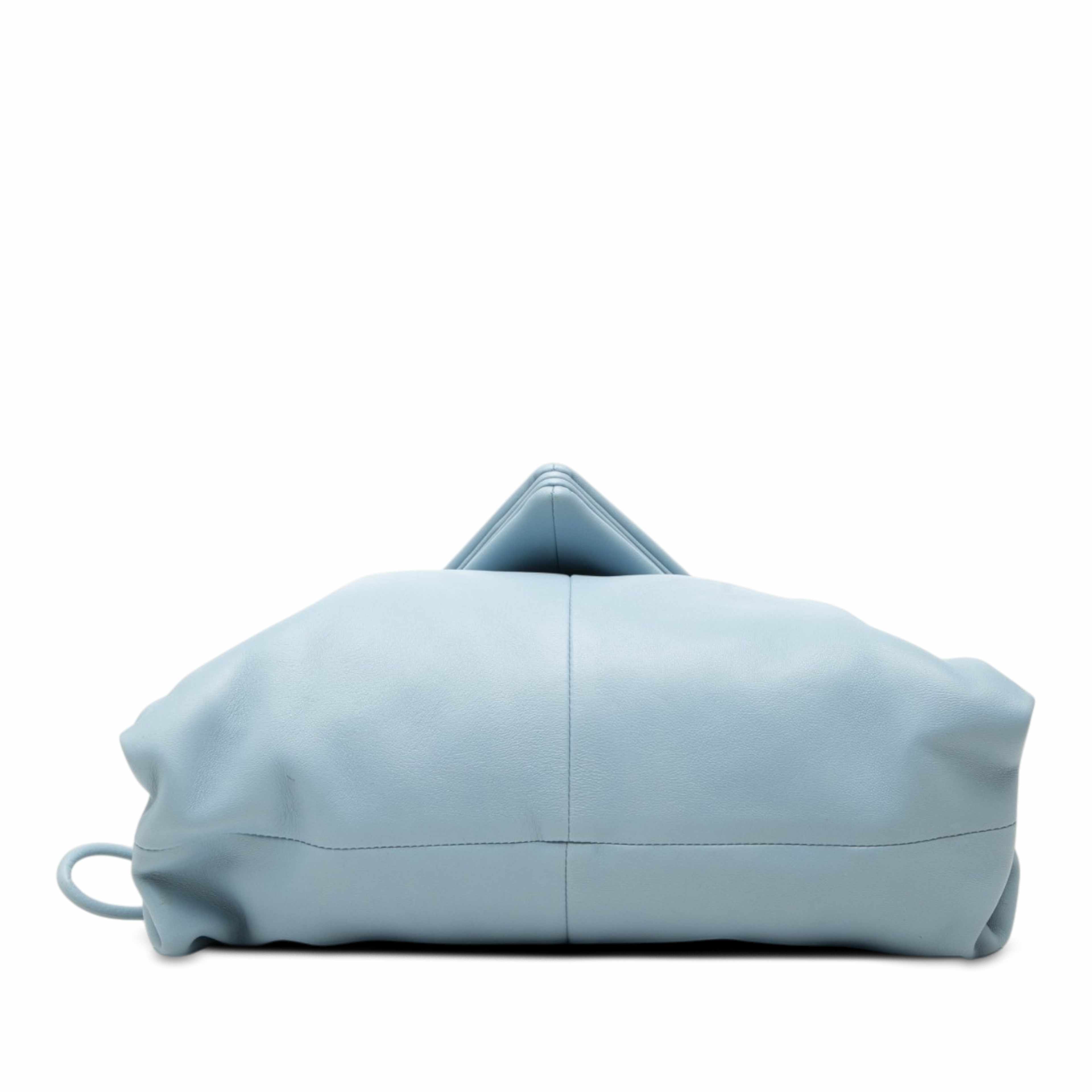 Bottega Veneta Leather Bv Trine Angular Clutch, från Luxclusif, i färgen blå. Klicka för att öppna bilden i stort format