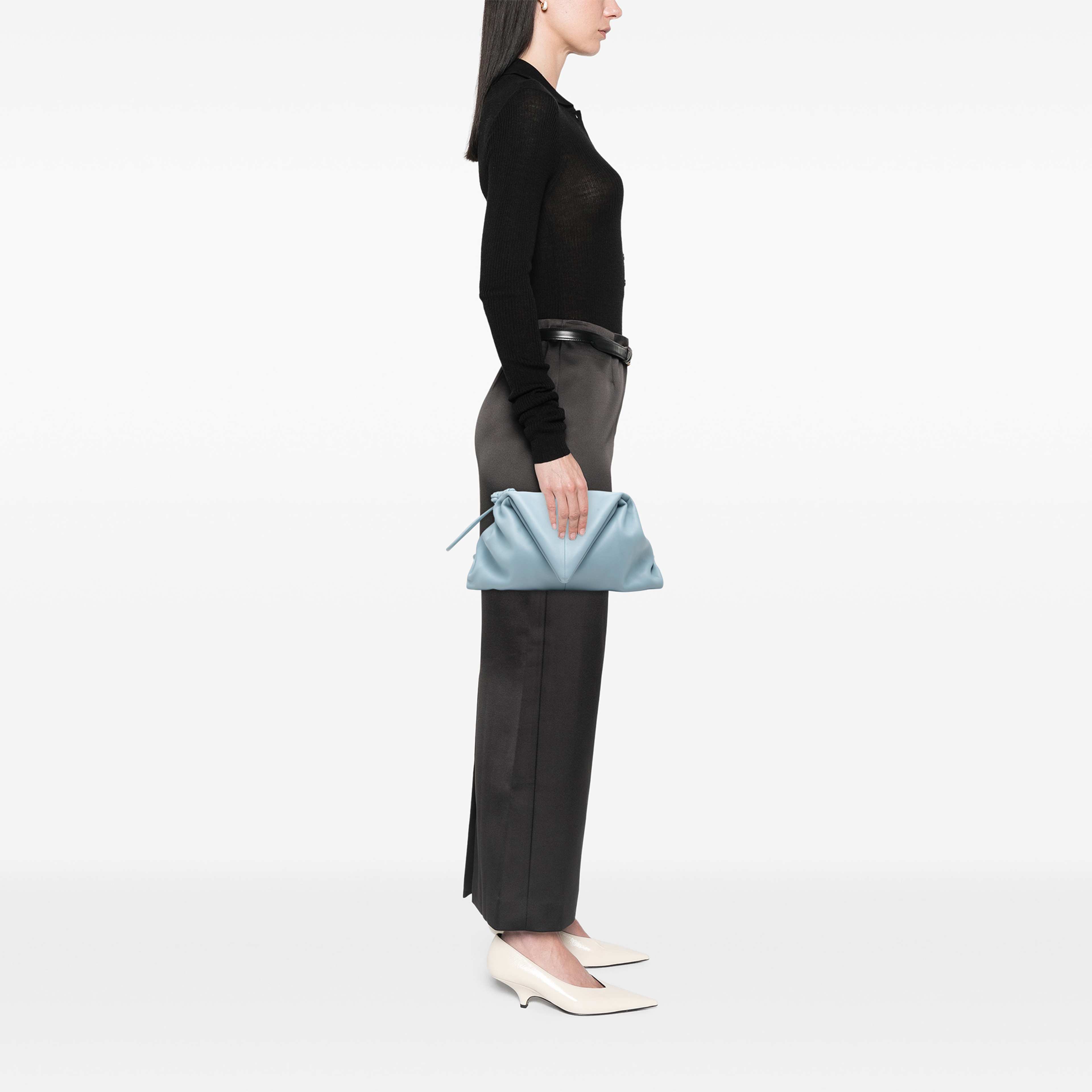 Bottega Veneta Leather Bv Trine Angular Clutch, från Luxclusif, i färgen blå. Klicka för att öppna bilden i stort format