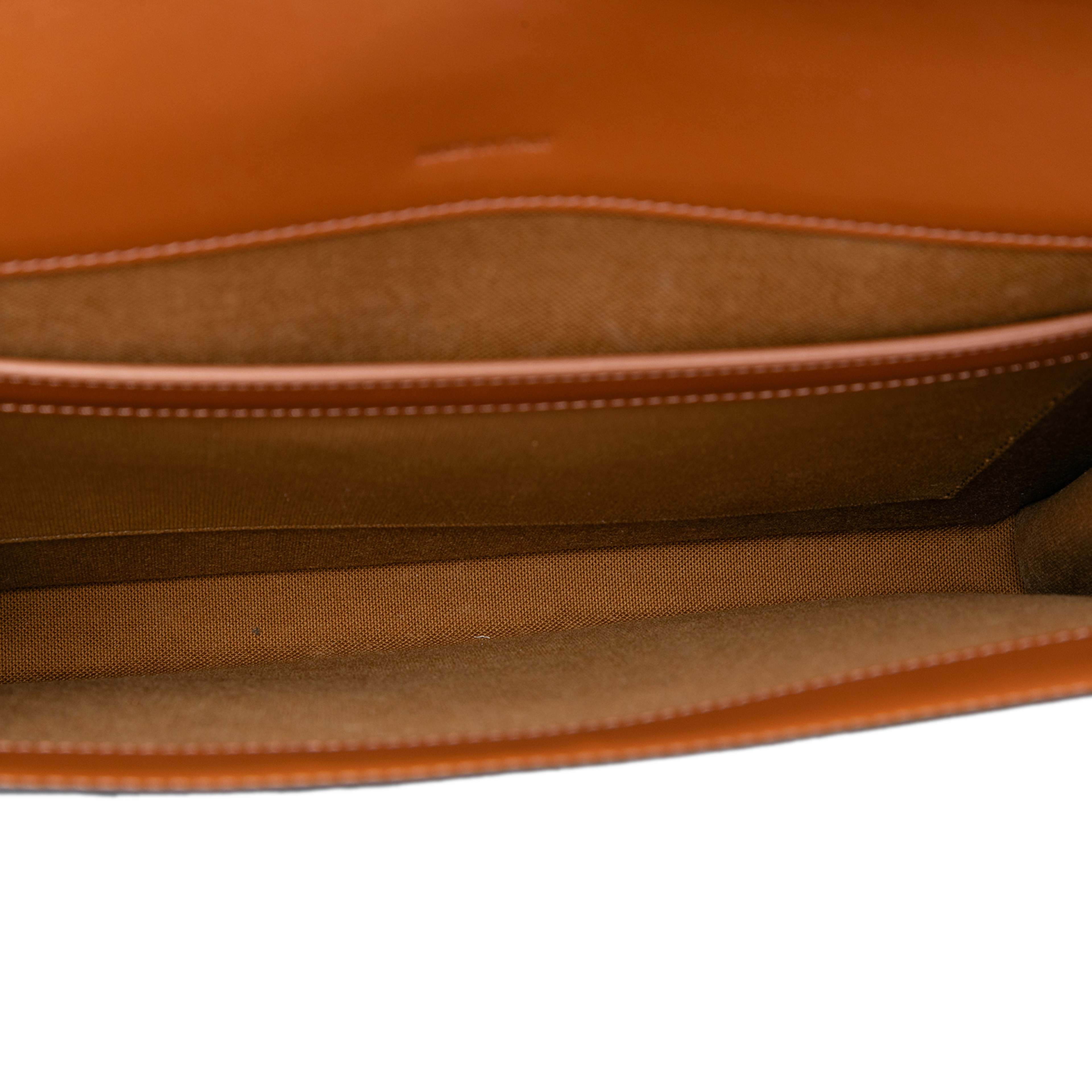 Celine Triomphe Coated Canvas Wristlet Flap Pouch, från Luxclusif, i färgen dark brown. Klicka för att öppna bilden i stort format