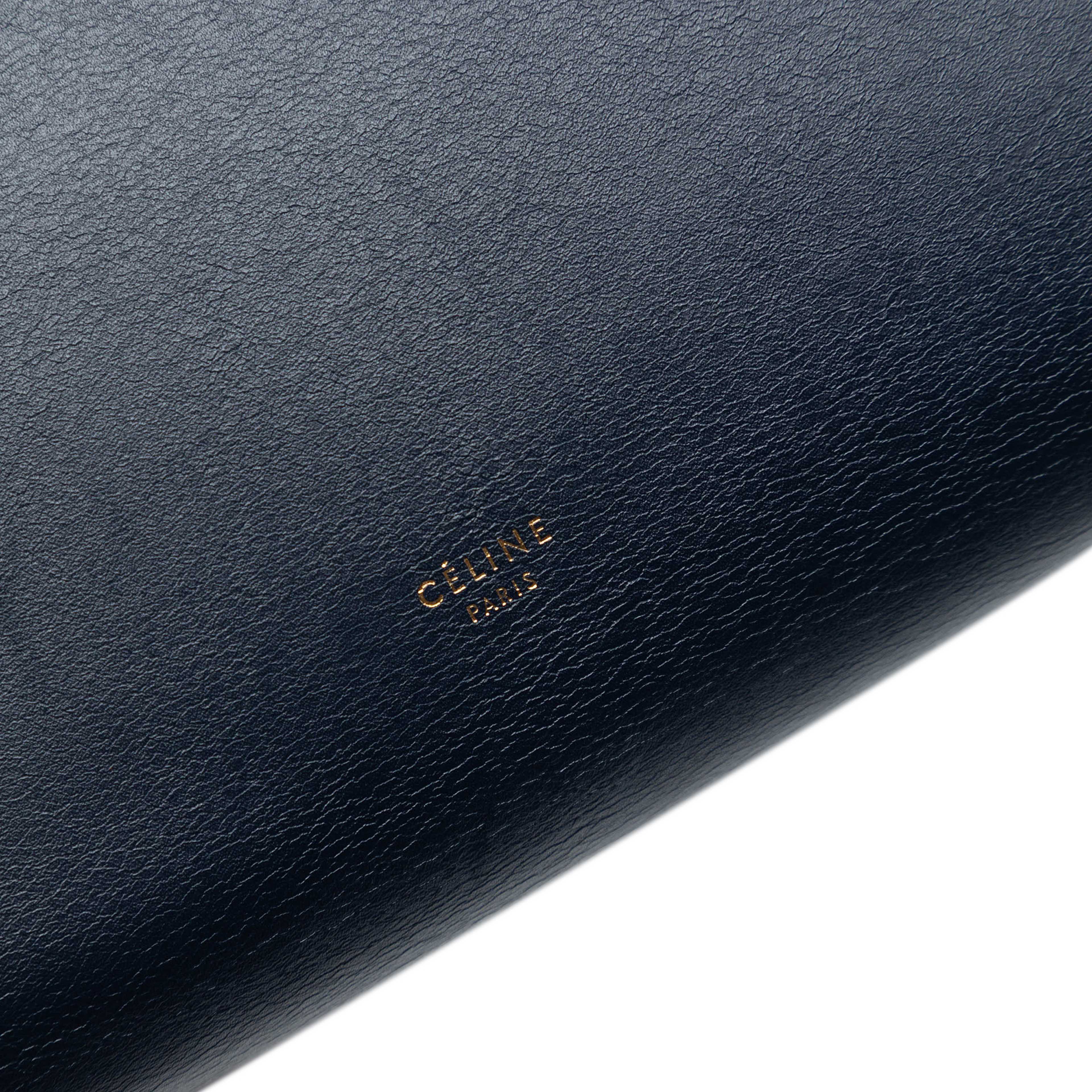 Celine Mini Smooth Calfskin Belt Bag, från Luxclusif, i färgen navy. Klicka för att öppna bilden i stort format