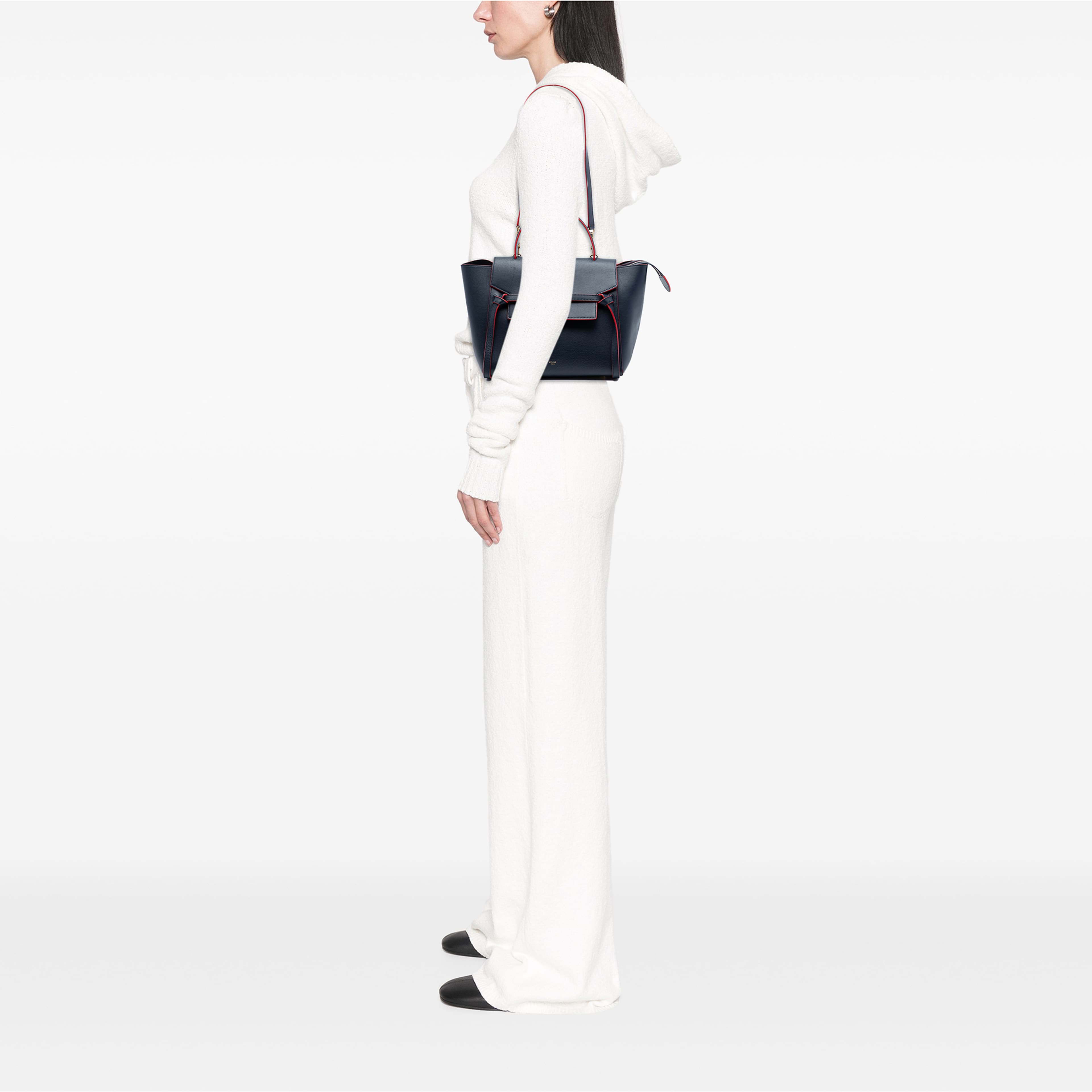 Celine Mini Smooth Calfskin Belt Bag, från Luxclusif, i färgen blå. Klicka för att öppna bilden i stort format