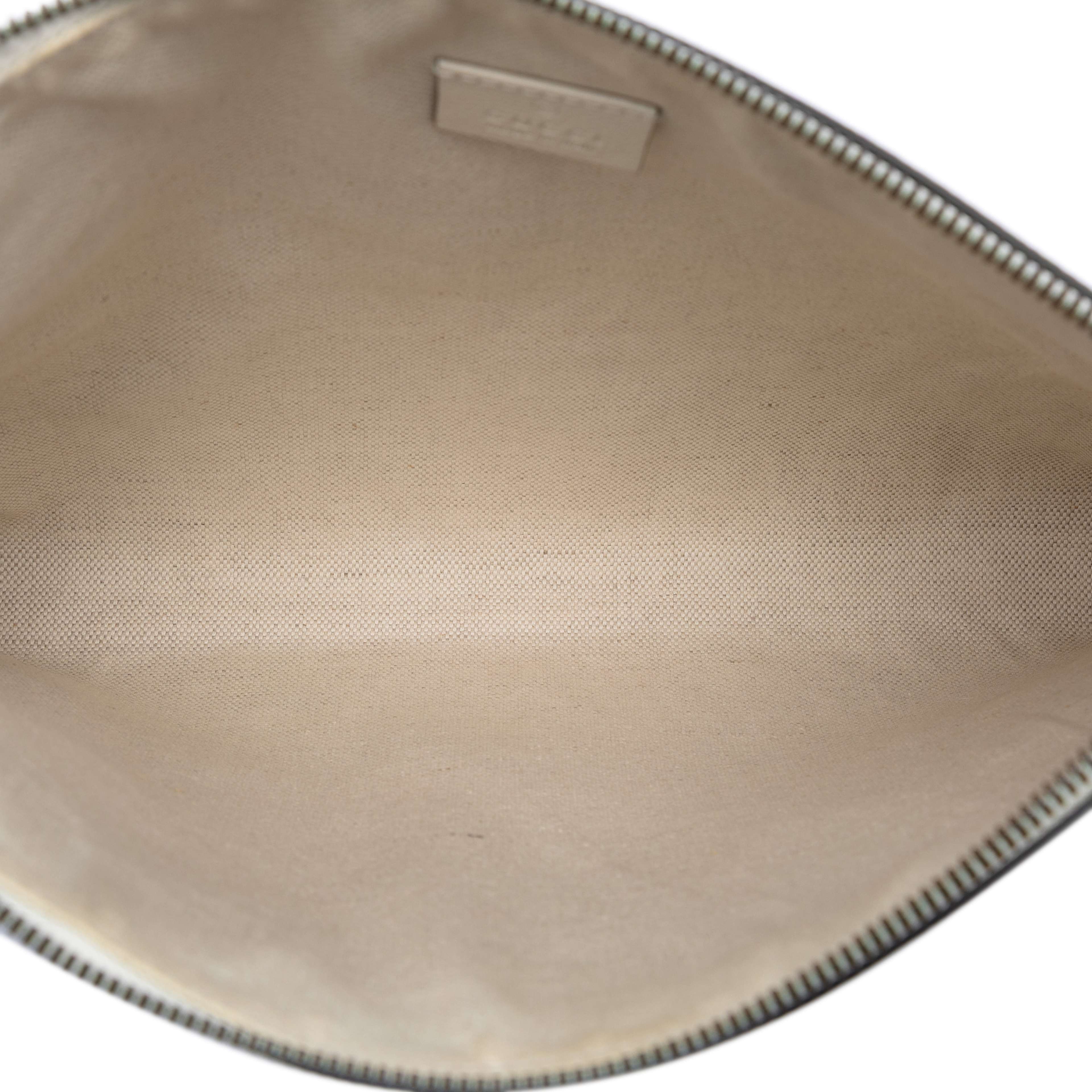 Gucci Leather Logo Clutch, från Luxclusif, i färgen white. Klicka för att öppna bilden i stort format