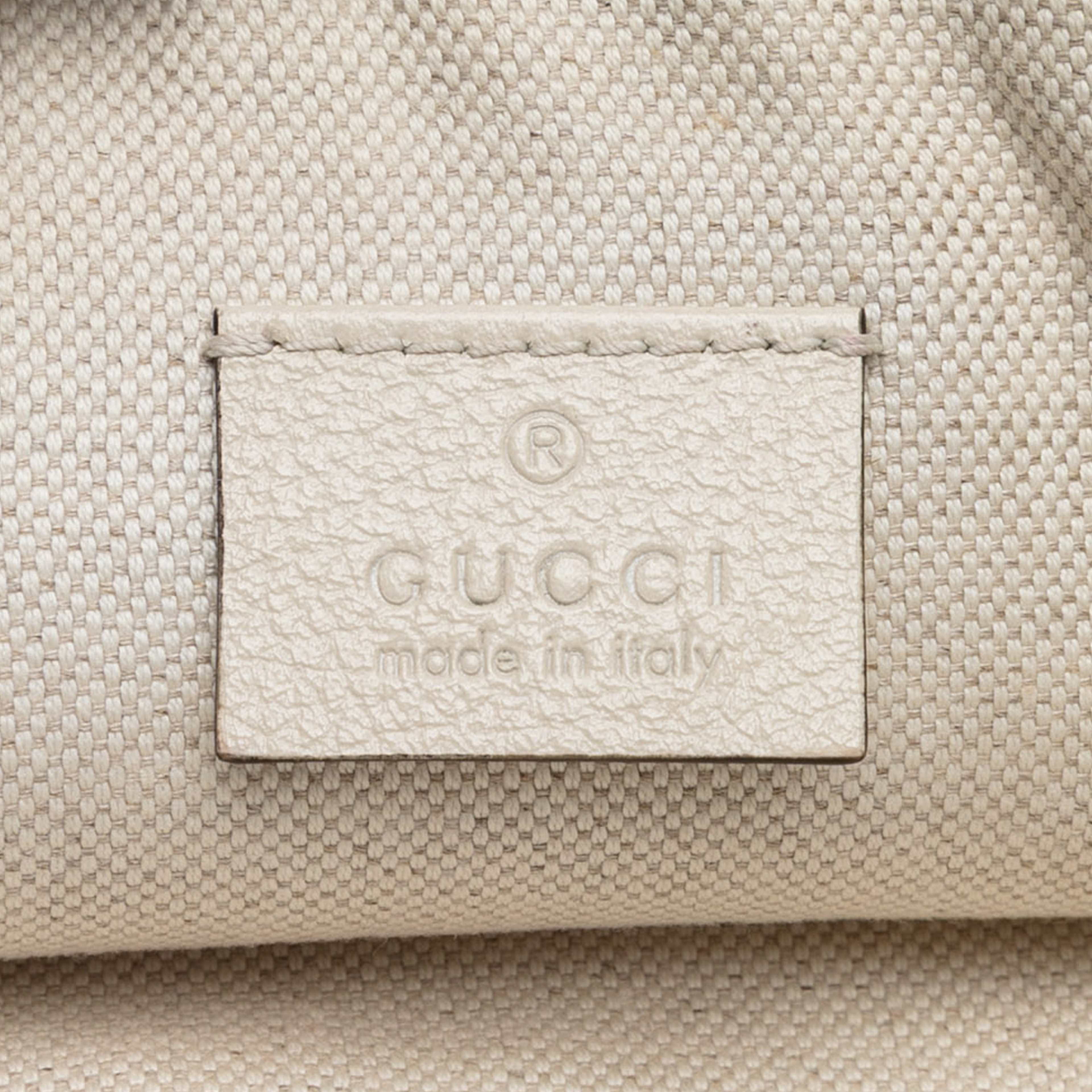 Gucci Leather Logo Clutch, från Luxclusif, i färgen white. Klicka för att öppna bilden i stort format