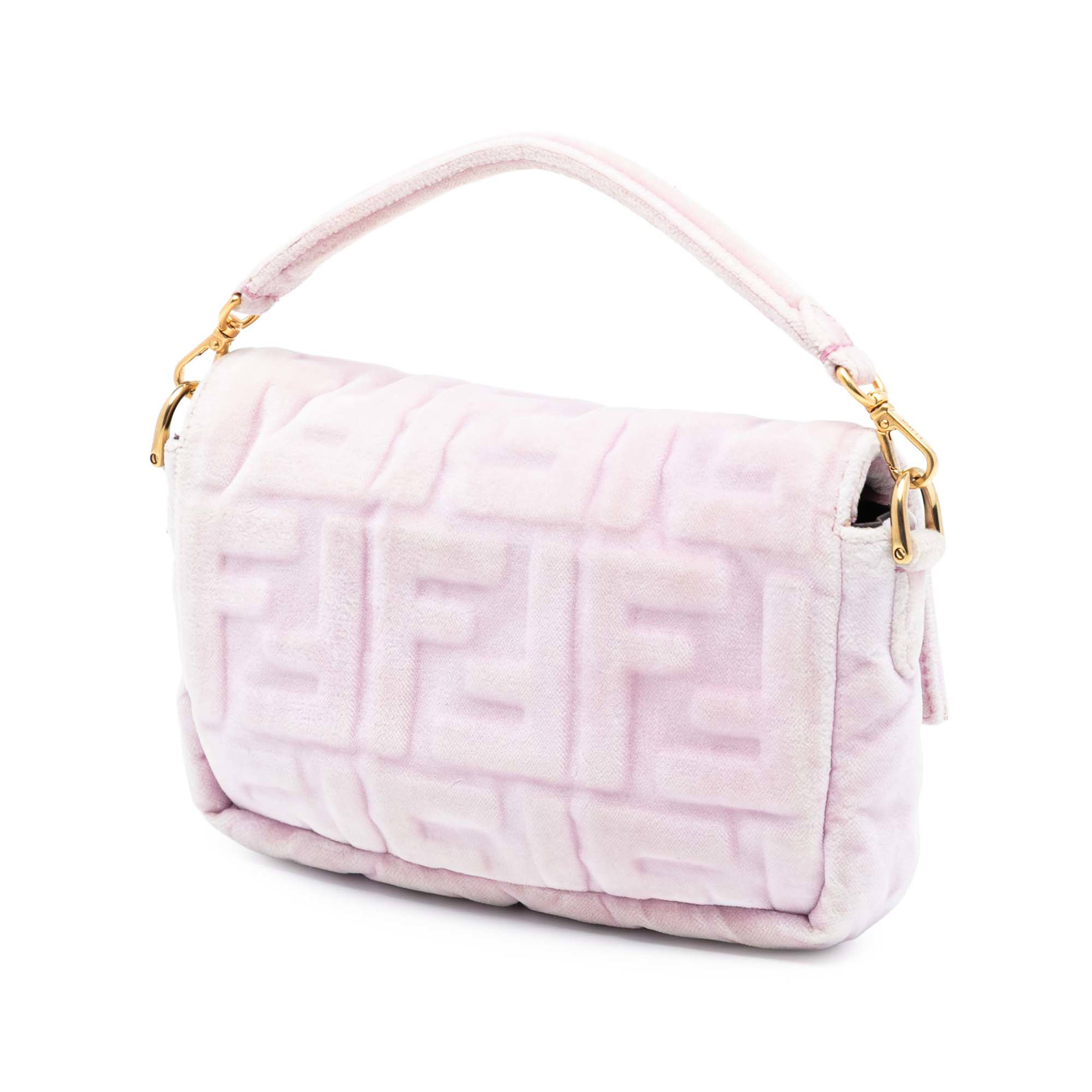 Fendi Mini Zucca Embossed Velvet Baguette Satchel, från Luxclusif, i färgen rosa. Klicka för att öppna bilden i stort format