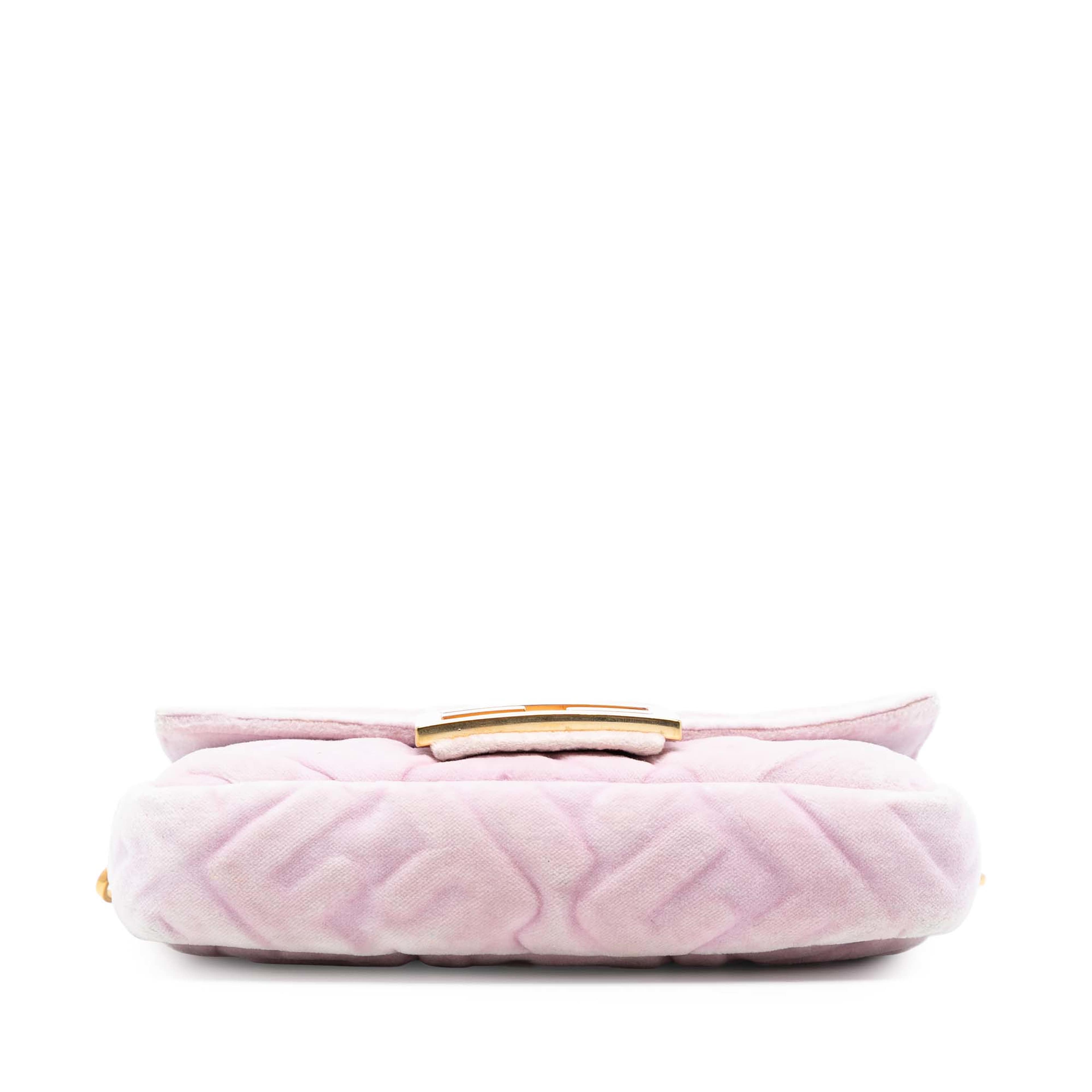 Fendi Mini Zucca Embossed Velvet Baguette Satchel, från Luxclusif, i färgen rosa. Klicka för att öppna bilden i stort format