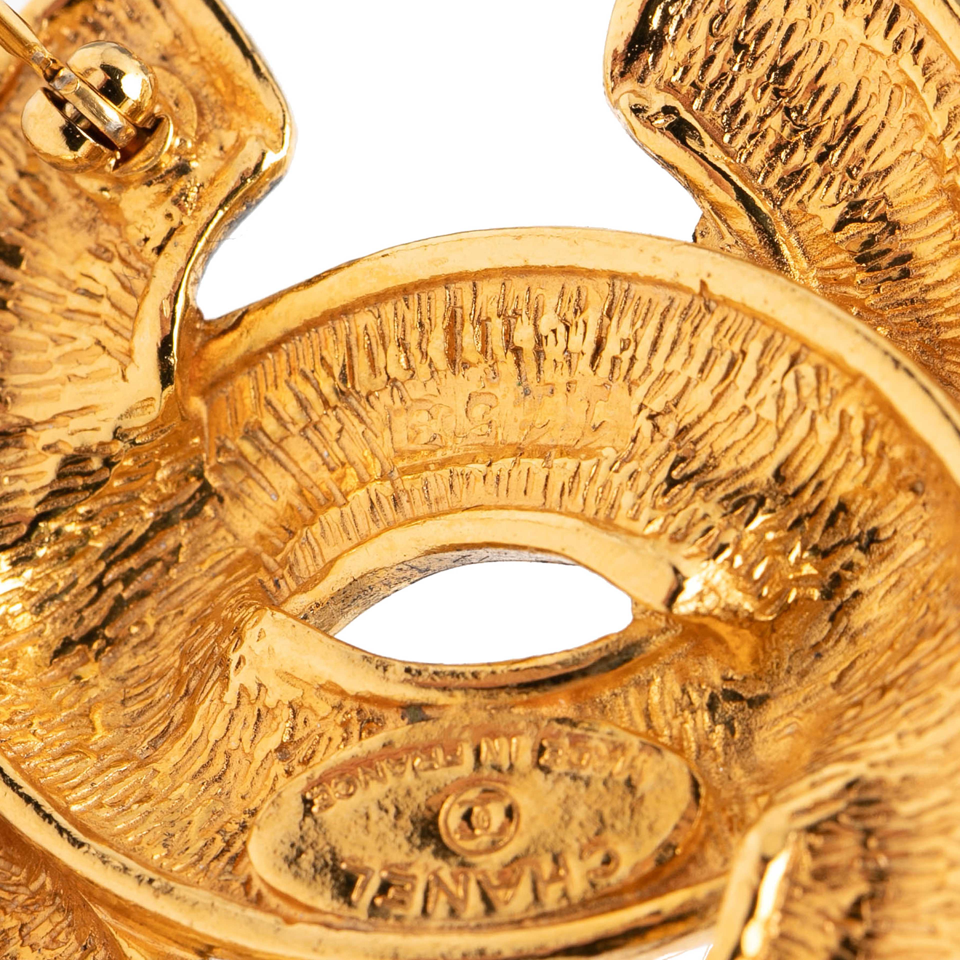Chanel Cc Gold Plated Quilted Brooch, från Luxclusif, i färgen gold. Klicka för att öppna bilden i stort format