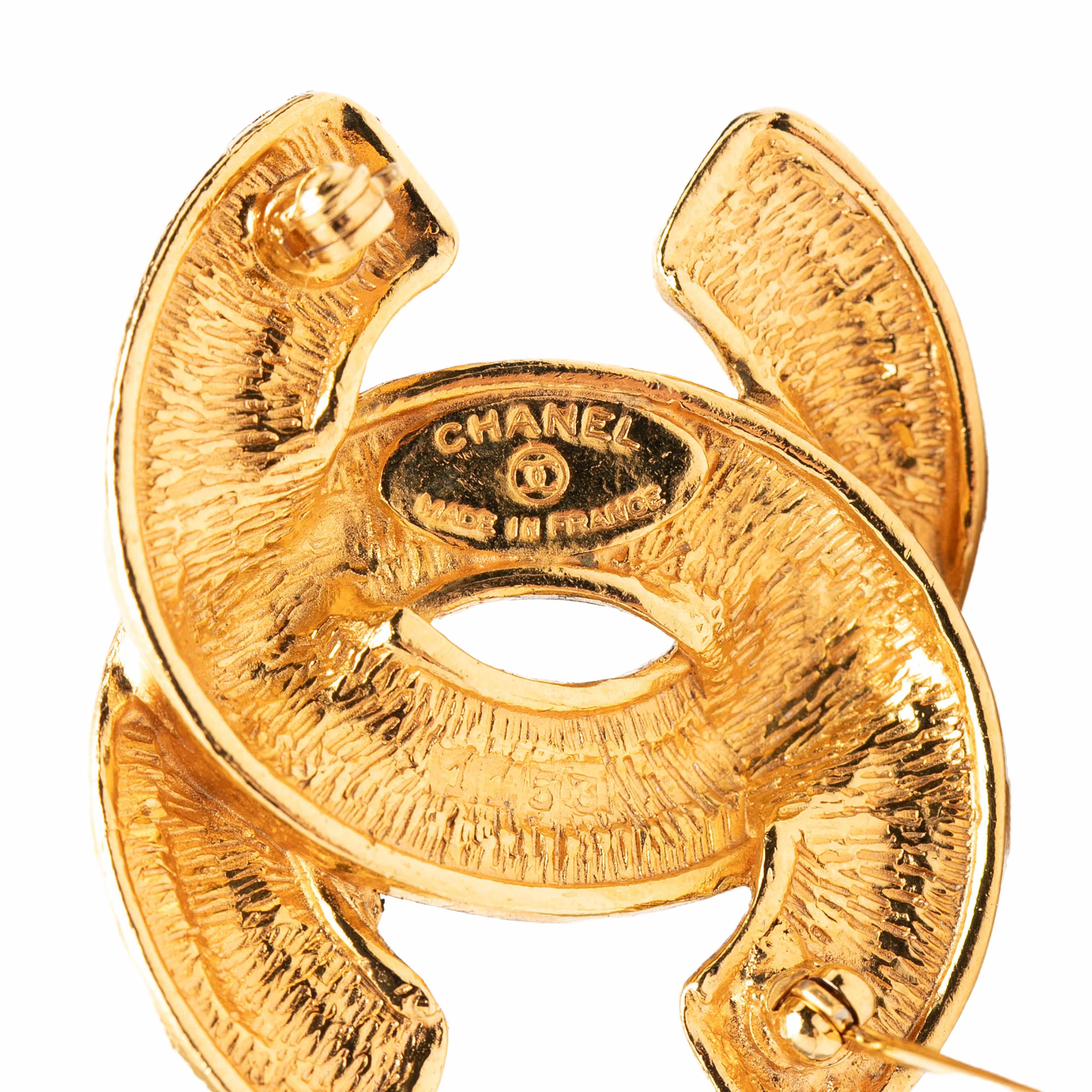 Chanel Cc Gold Plated Quilted Brooch, från Luxclusif, i färgen guld. Klicka för att öppna bilden i stort format