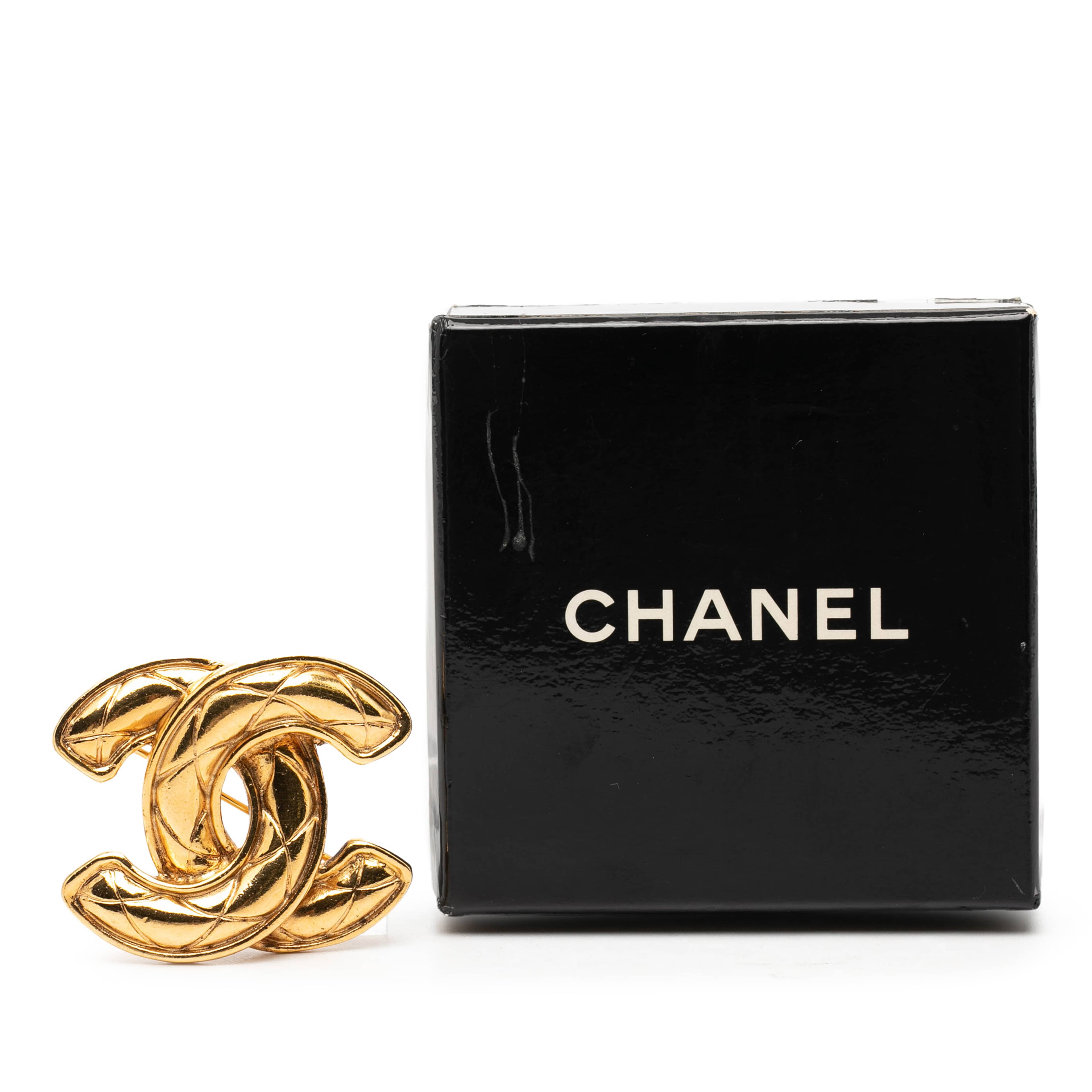 Chanel Cc Gold Plated Quilted Brooch, från Luxclusif, i färgen gold. Klicka för att öppna bilden i stort format