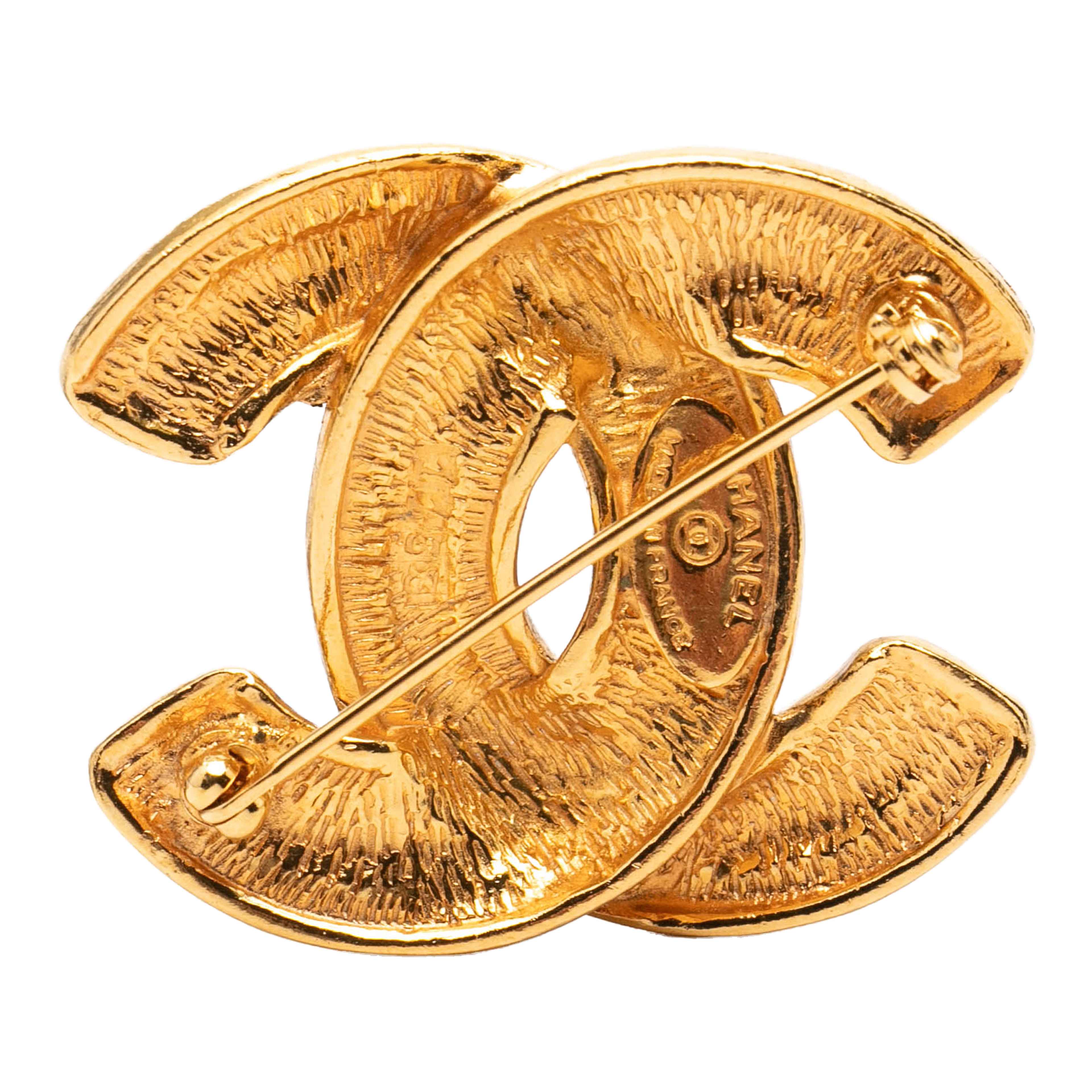 Chanel Cc Gold Plated Quilted Brooch, från Luxclusif, i färgen guld. Klicka för att öppna bilden i stort format