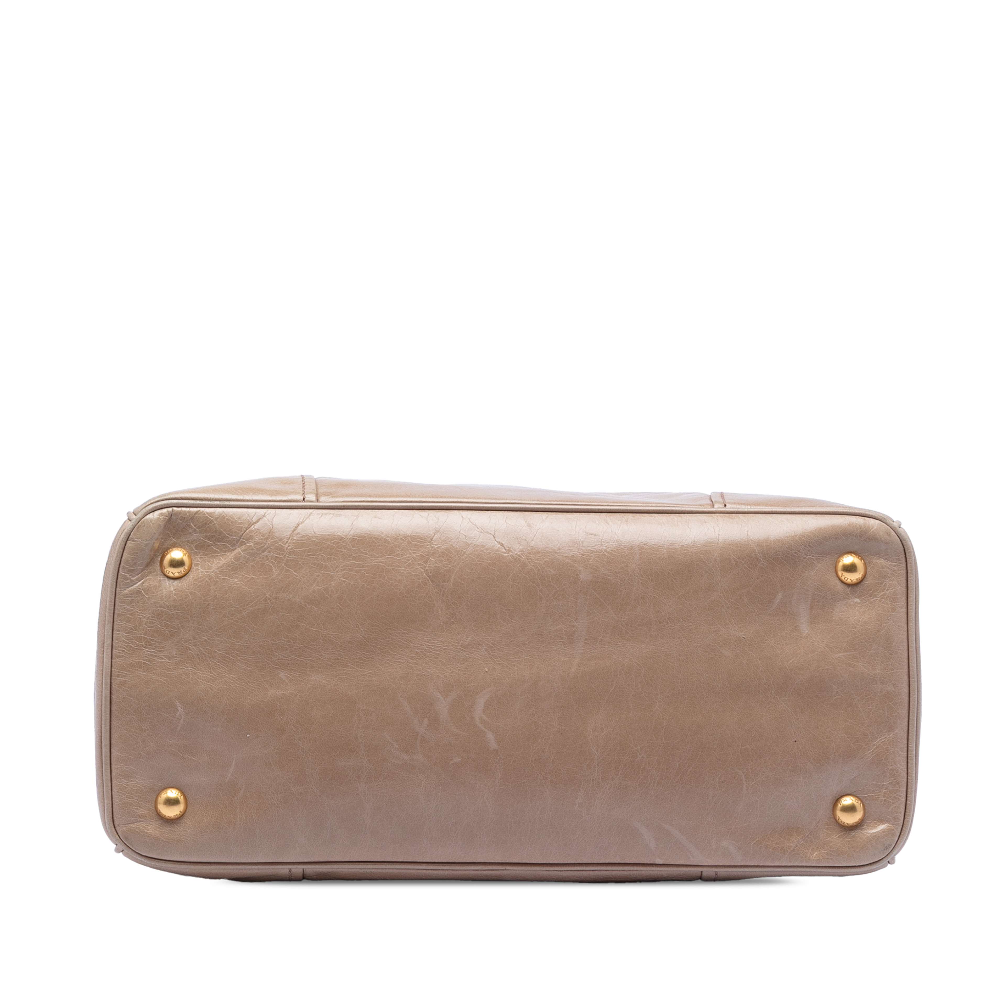 Prada Vitello Shine Open Convertible Tote, från Luxclusif, i färgen beige. Klicka för att öppna bilden i stort format