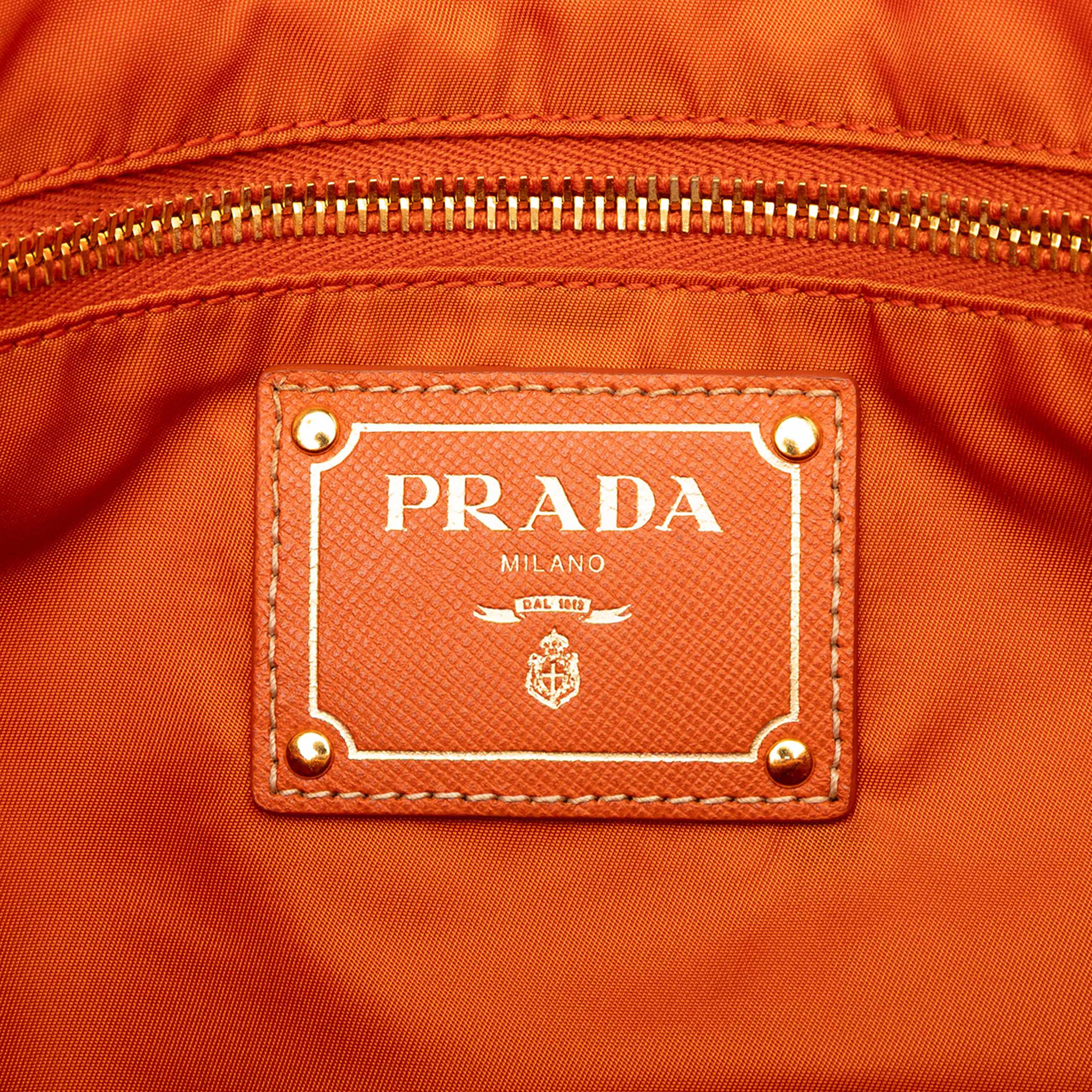 Prada Saffiano Trimmed Tessuto Open Convertible Tote, från Luxclusif, i färgen orange. Klicka för att öppna bilden i stort format