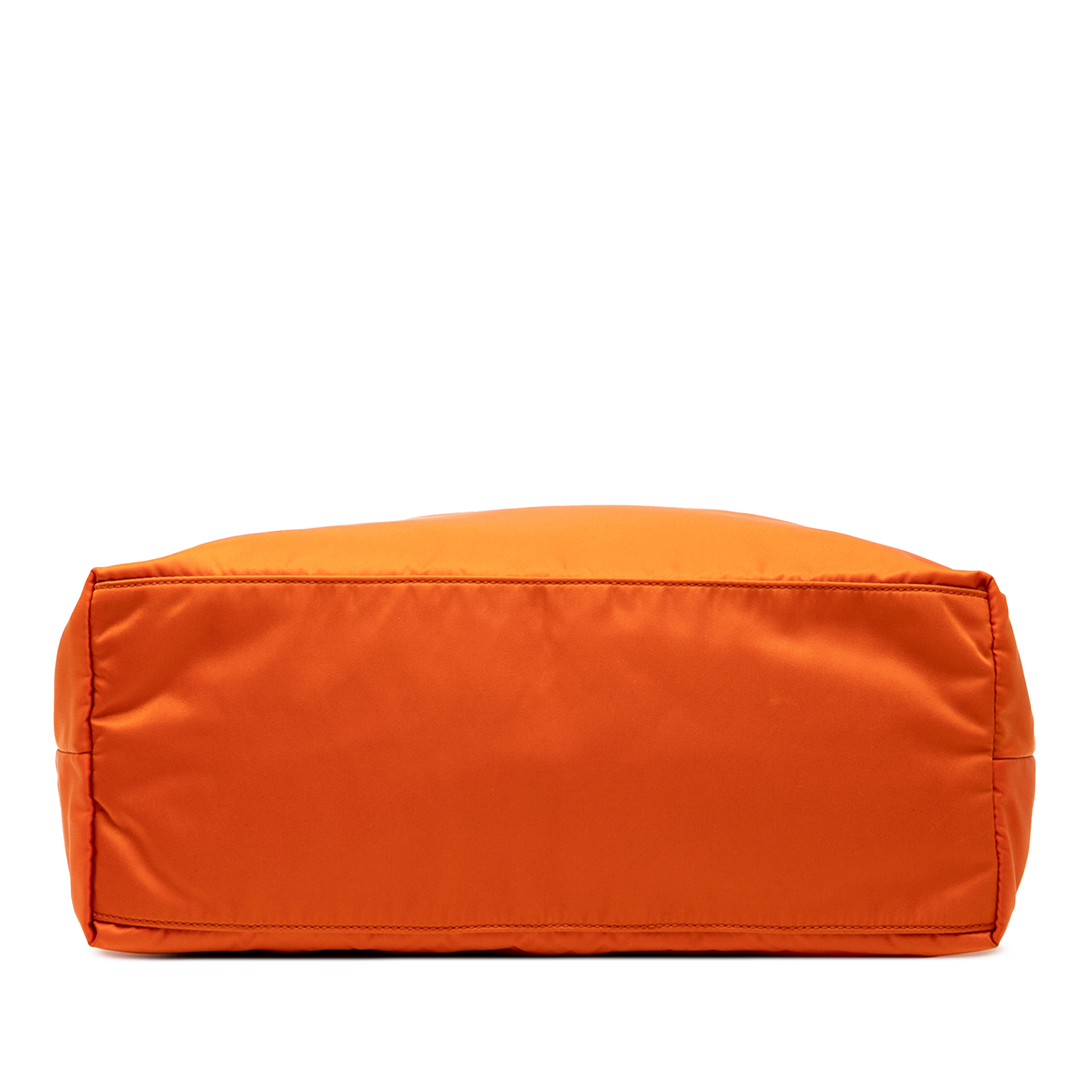 Prada Saffiano Trimmed Tessuto Open Convertible Tote, från Luxclusif, i färgen orange. Klicka för att öppna bilden i stort format