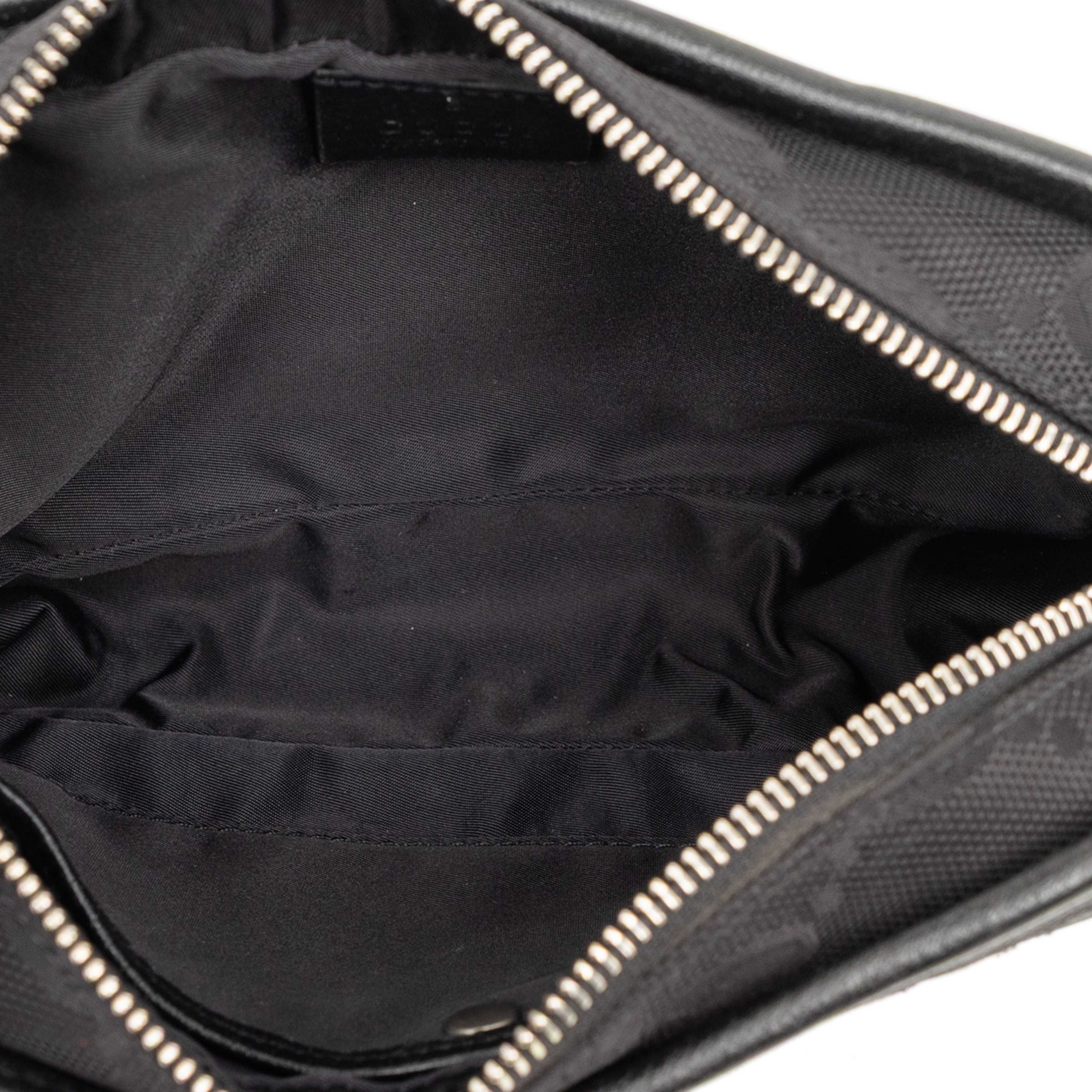 Gucci Gg Nylon Off The Grid Clutch, från Luxclusif, i färgen black. Klicka för att öppna bilden i stort format
