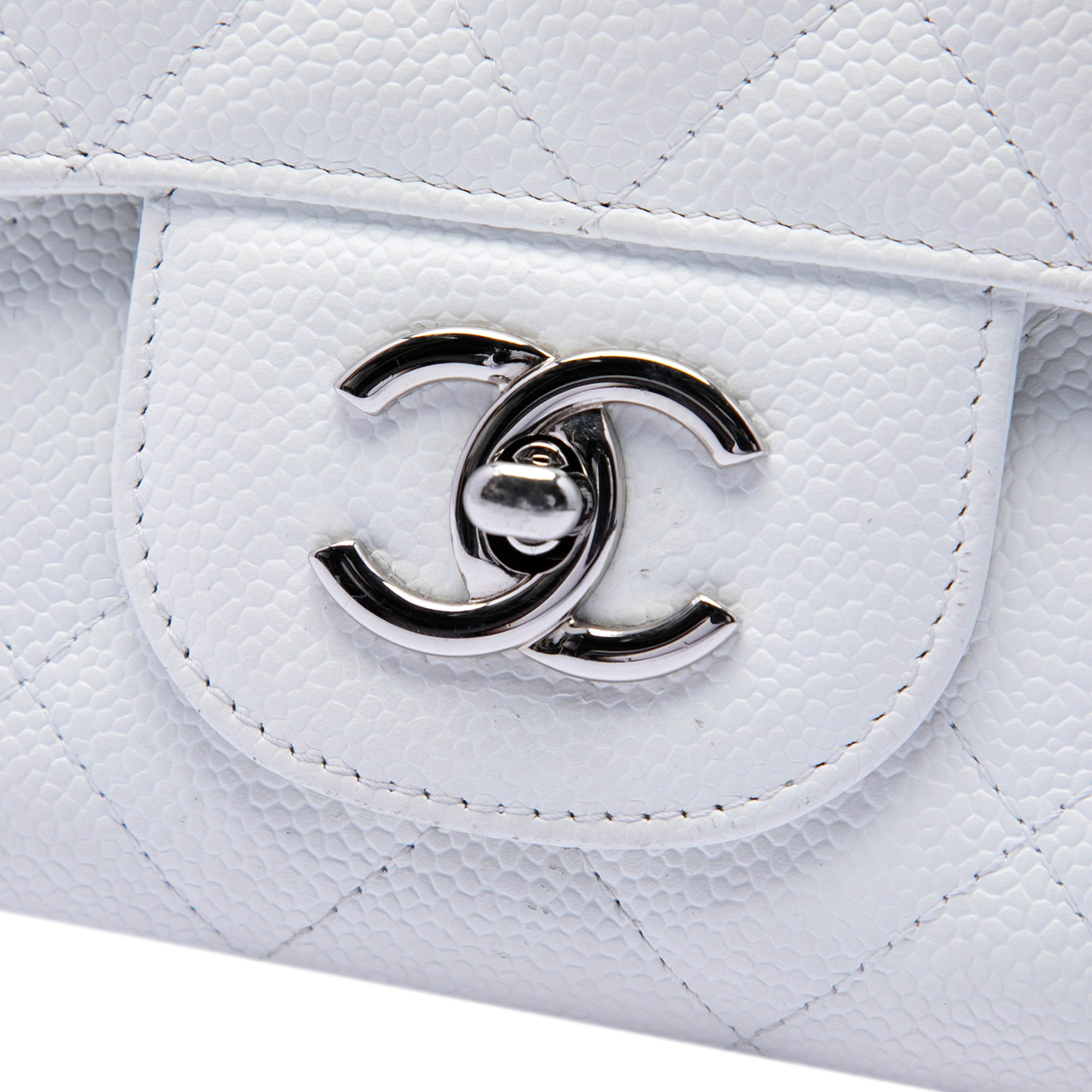 Chanel Jumbo Classic Caviar Single Flap, från Luxclusif, i färgen white. Klicka för att öppna bilden i stort format