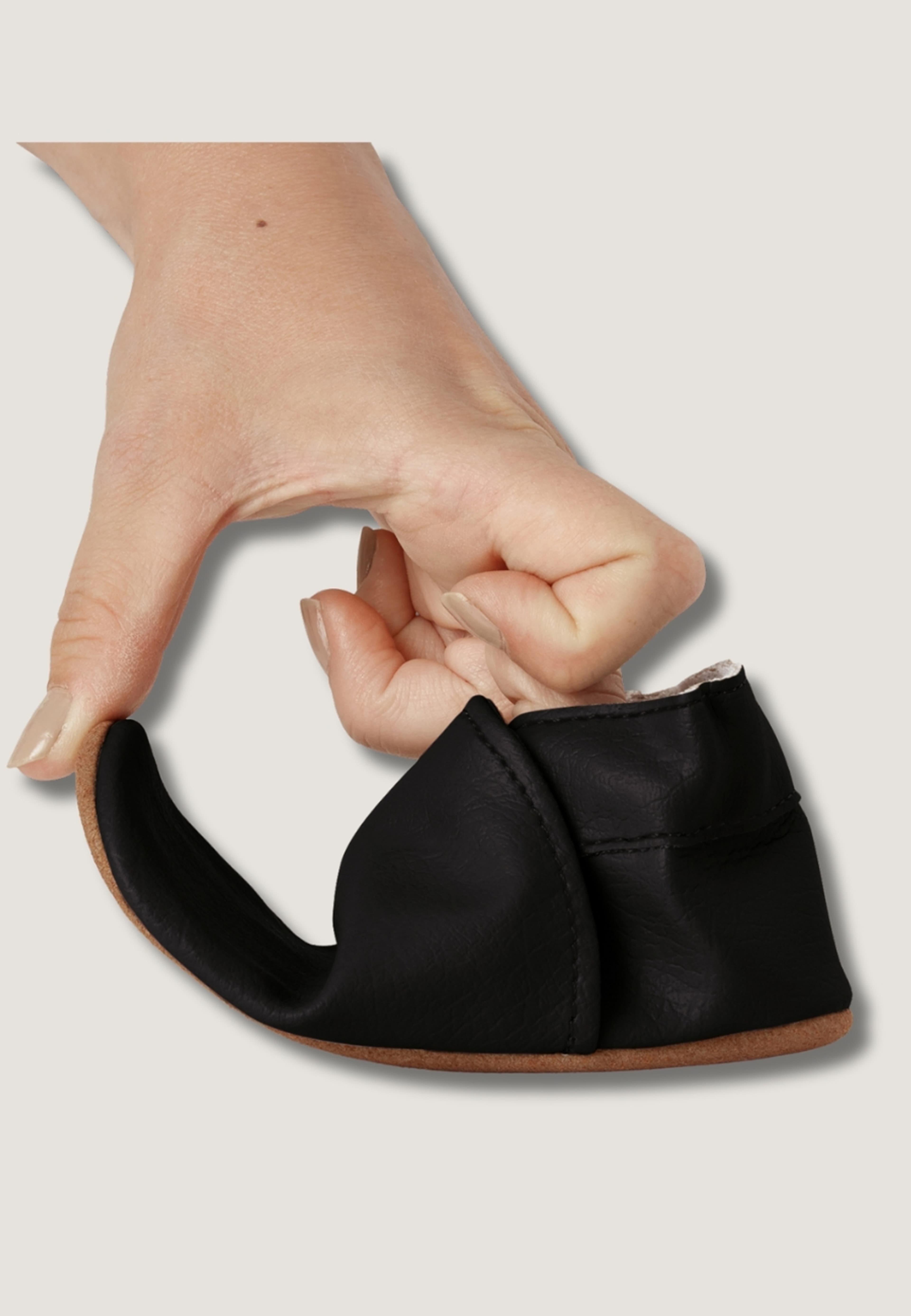 Barefoot Mocs, från BabyMocs, i färgen black. Klicka för att öppna bilden i stort format
