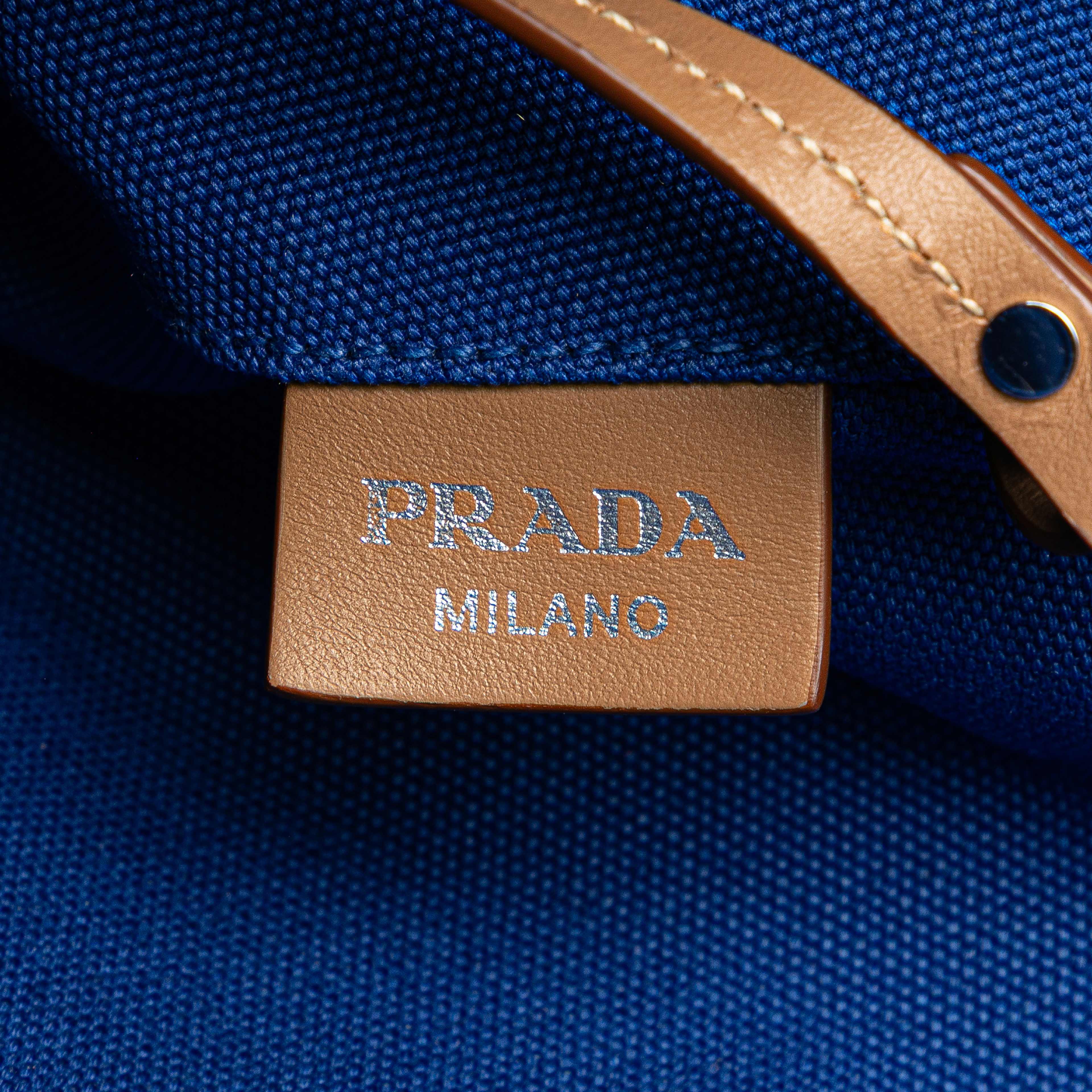 Prada Medium Canvas Canapa Logo Convertible Shopping Tote, från Luxclusif, i färgen blue. Klicka för att öppna bilden i stort format