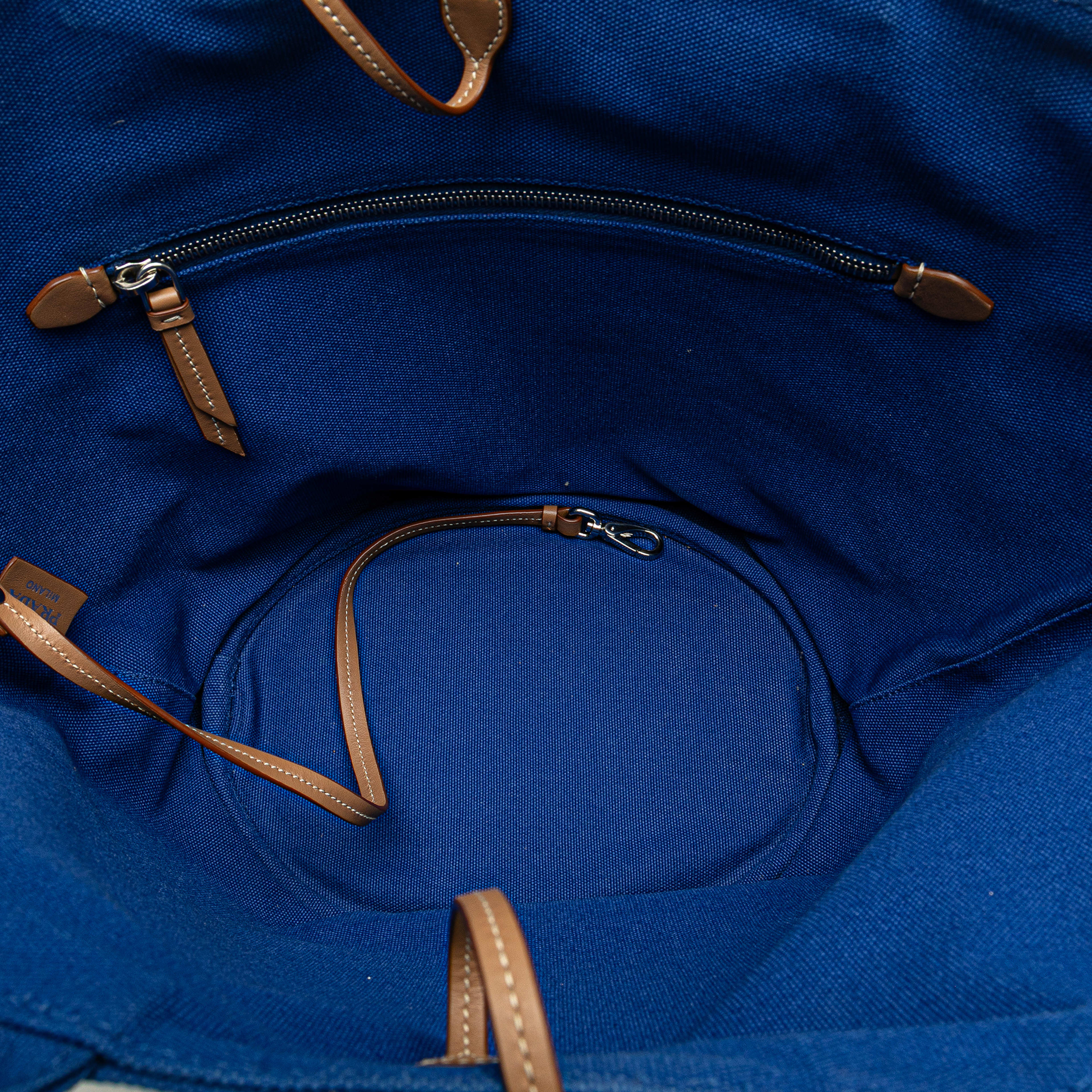 Prada Medium Canvas Canapa Logo Convertible Shopping Tote, från Luxclusif, i färgen blue. Klicka för att öppna bilden i stort format