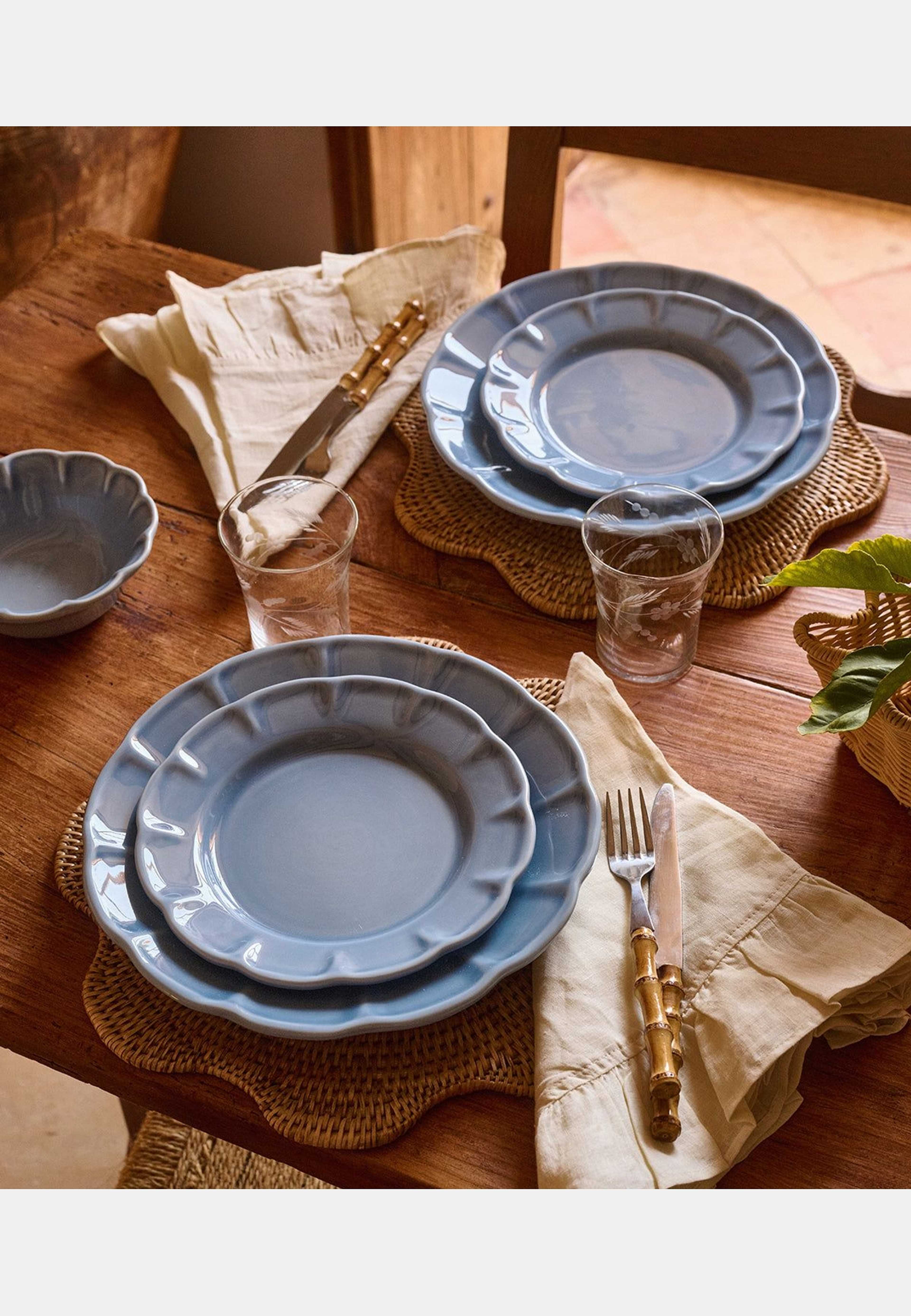 Everyday Charm Tallrik - 27 Cm, från Pick A Poppy, i färgen light blue. Klicka för att öppna bilden i stort format